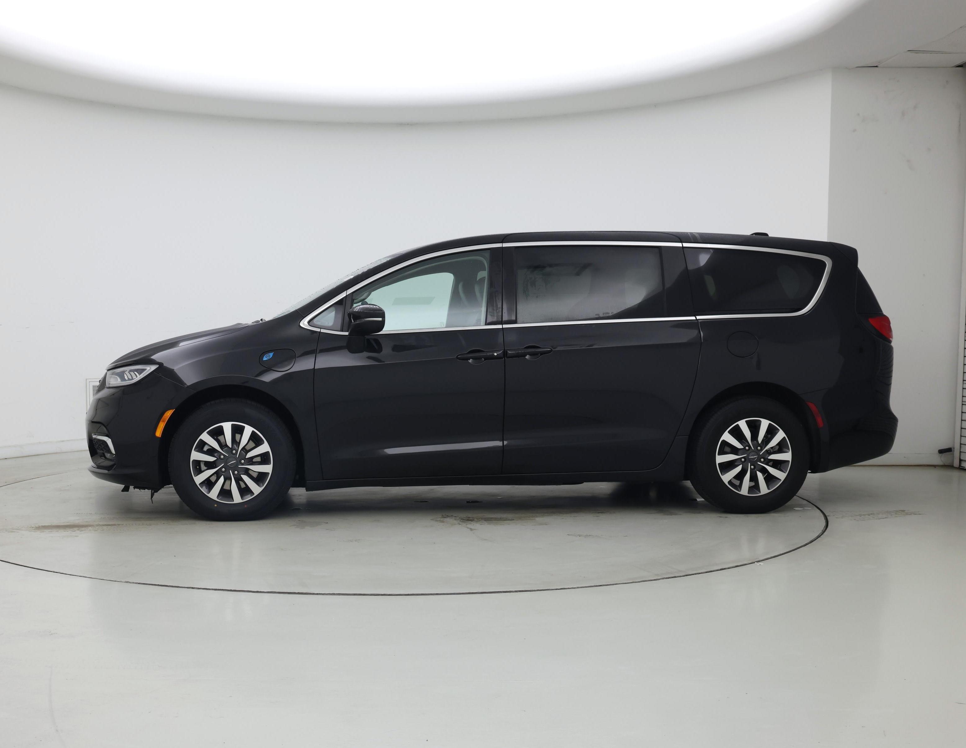 Thumbnail: 2023 Chrysler Pacifica - 3