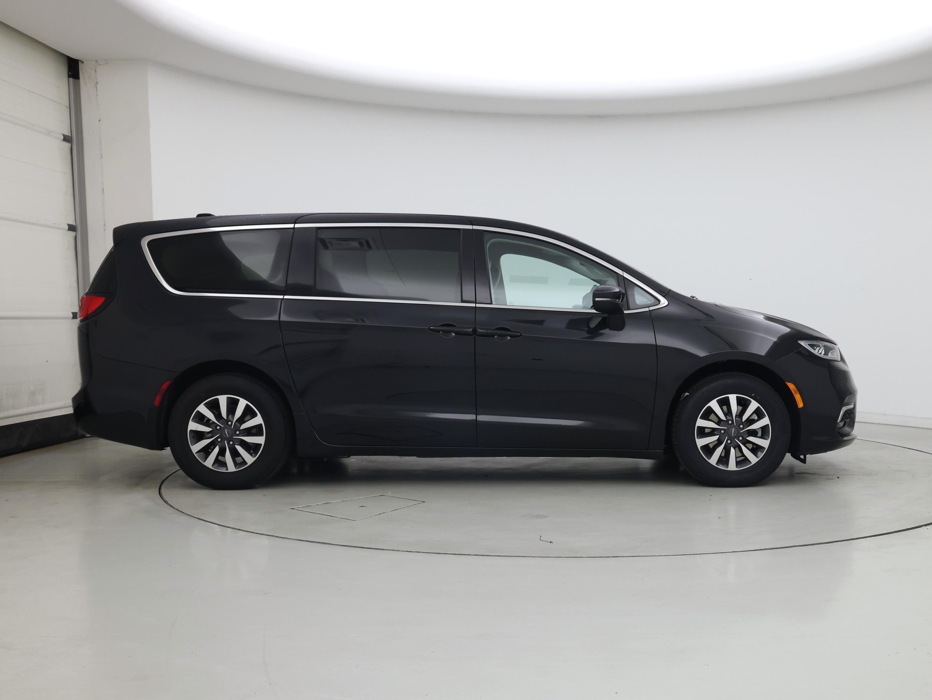 Thumbnail: 2023 Chrysler Pacifica - 7