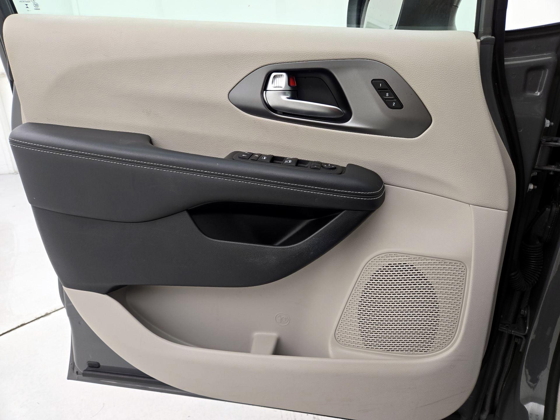 Thumbnail: 2023 Chrysler Pacifica - 12
