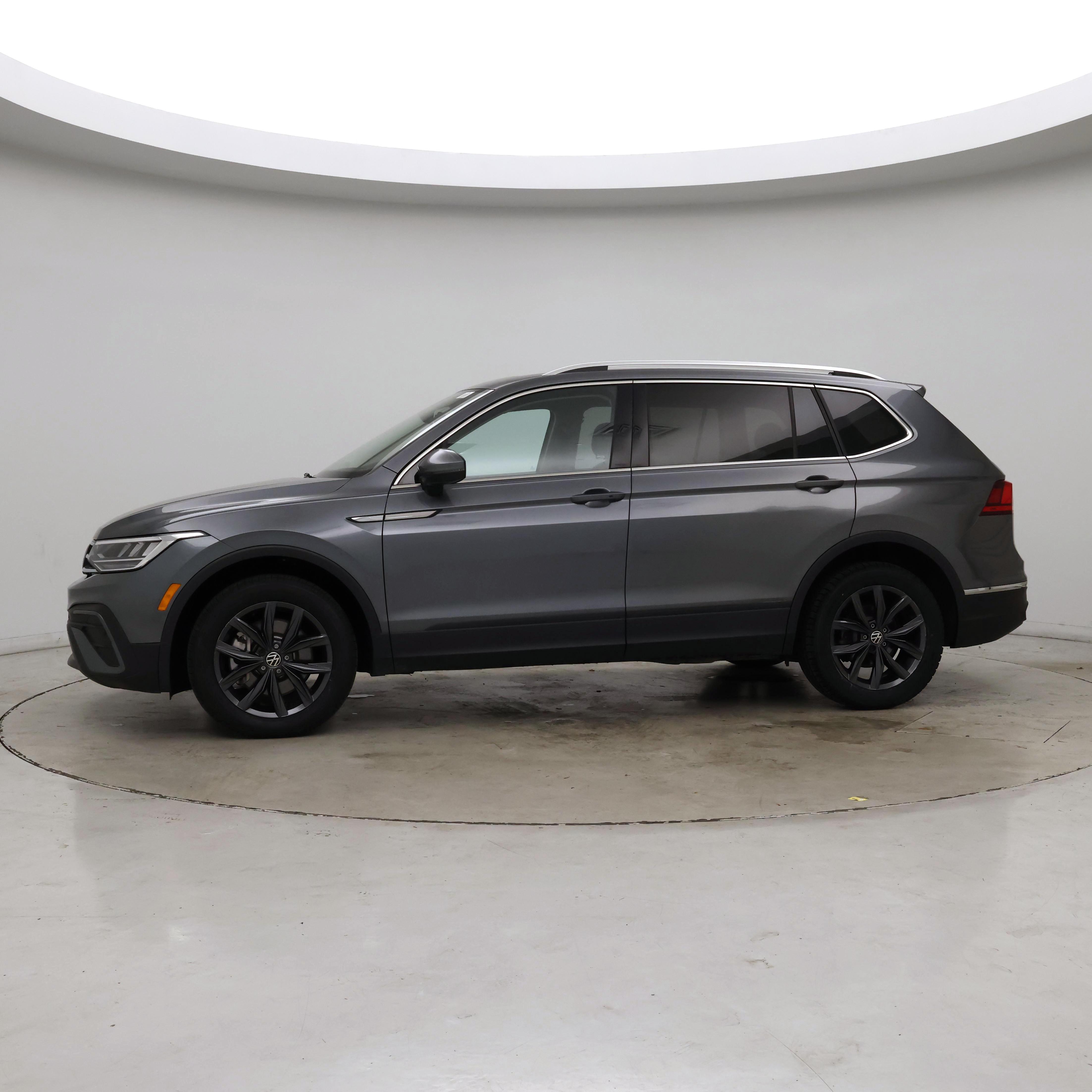 Thumbnail: 2023 Volkswagen Tiguan - 3
