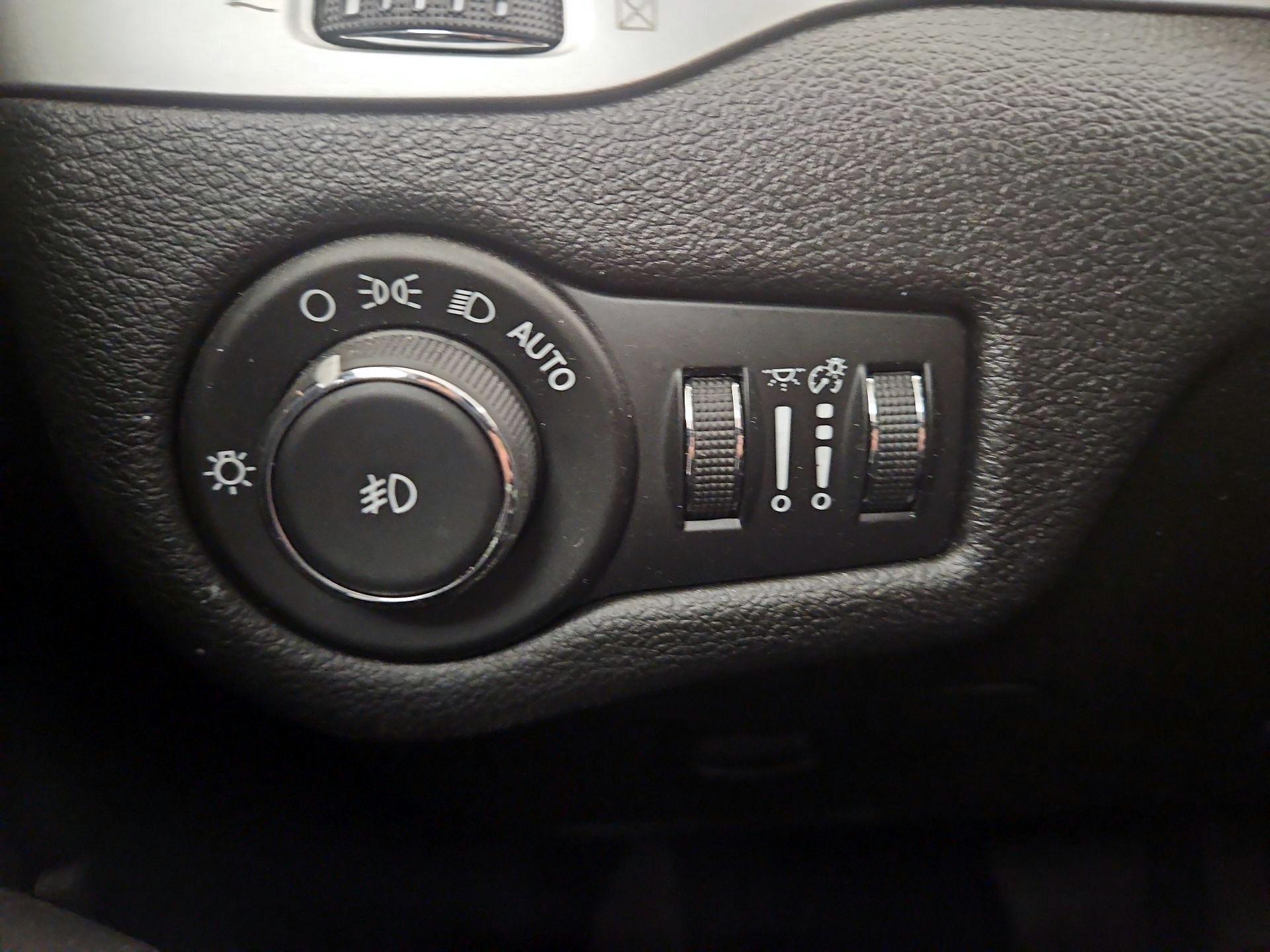 Thumbnail: 2018 Jeep Cherokee - 13