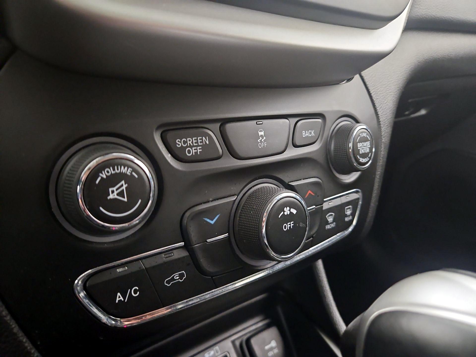 Thumbnail: 2018 Jeep Cherokee - 16