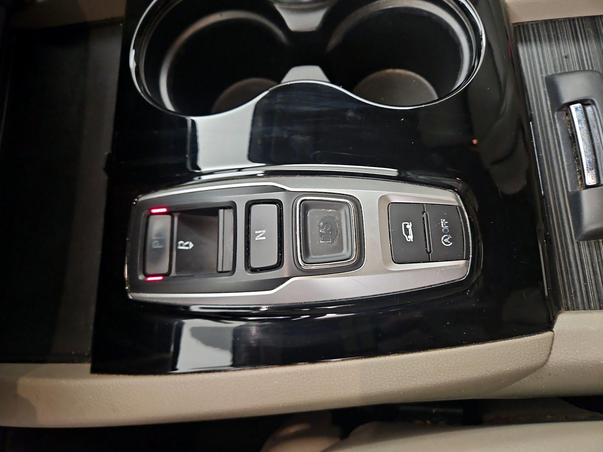Thumbnail: 2016 Honda Pilot - 18