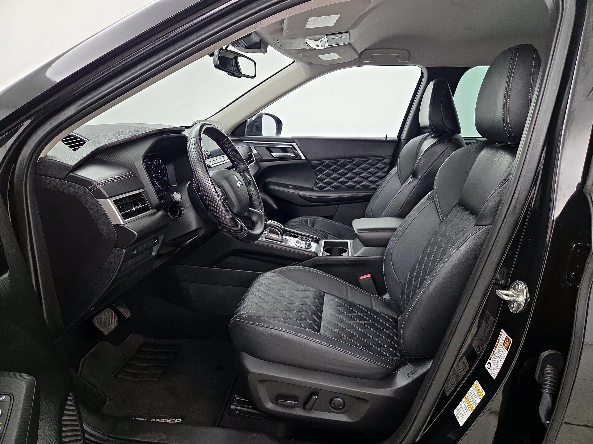 Thumbnail: 2023 Mitsubishi Outlander - 11
