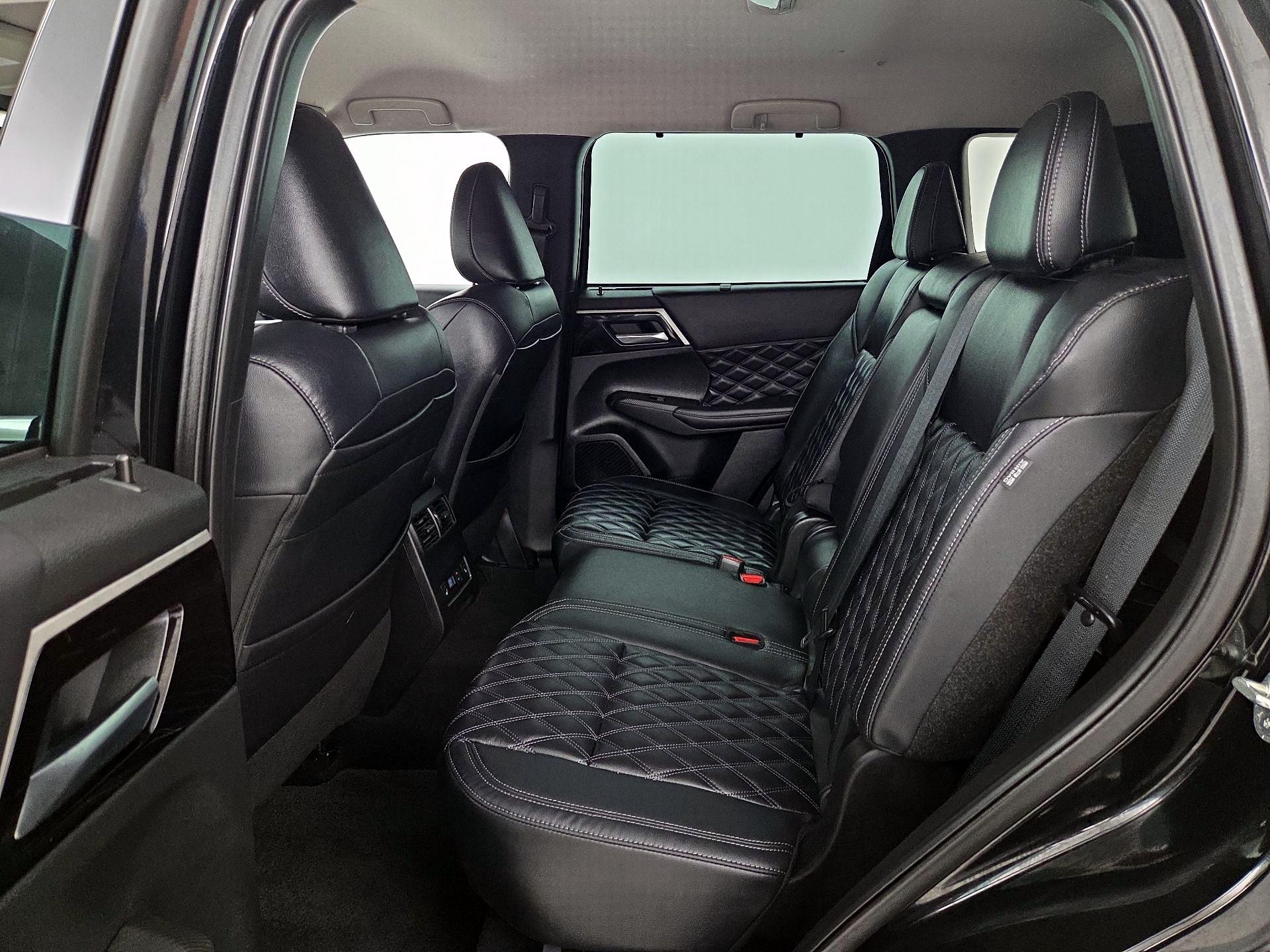 Thumbnail: 2023 Mitsubishi Outlander - 20