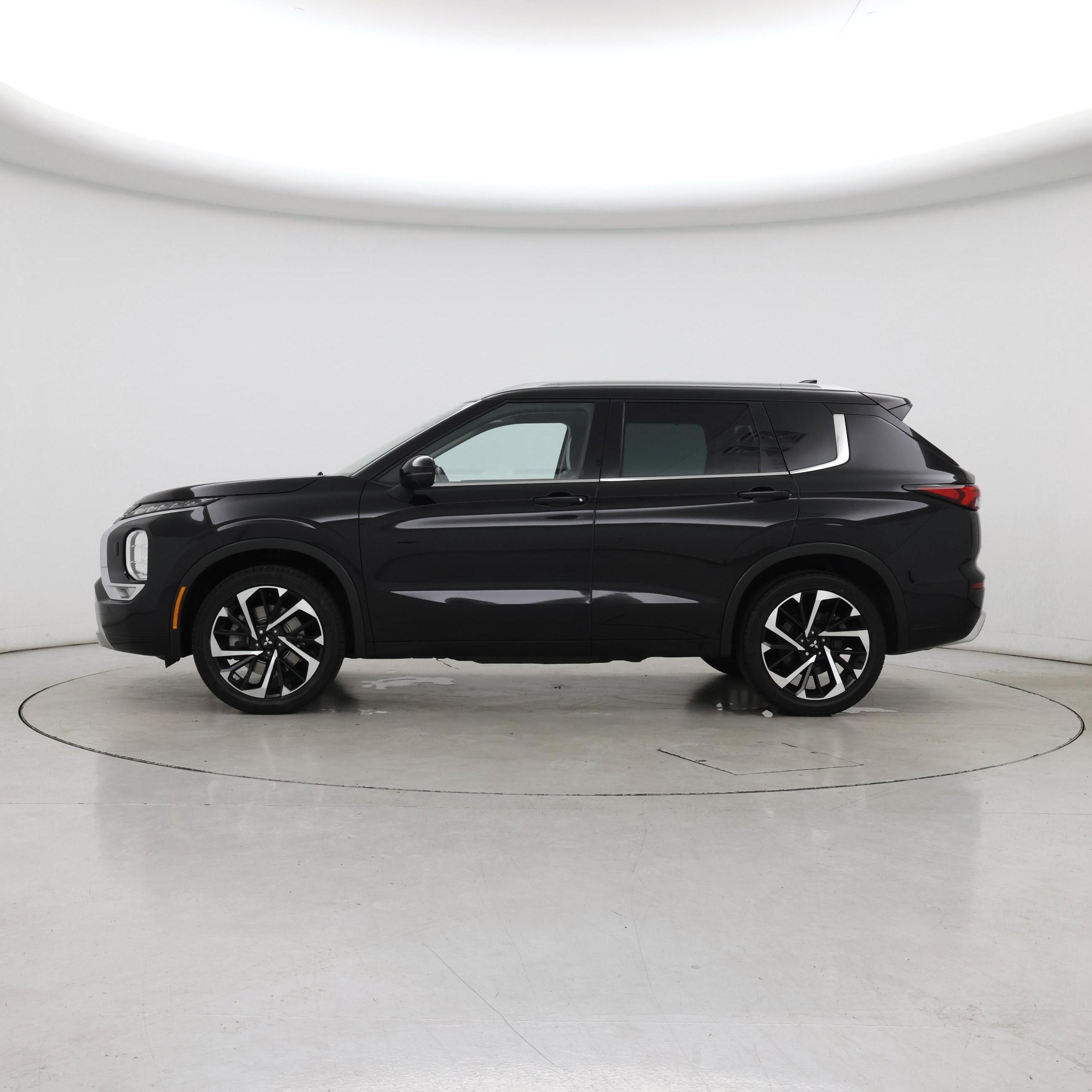 Thumbnail: 2023 Mitsubishi Outlander - 3