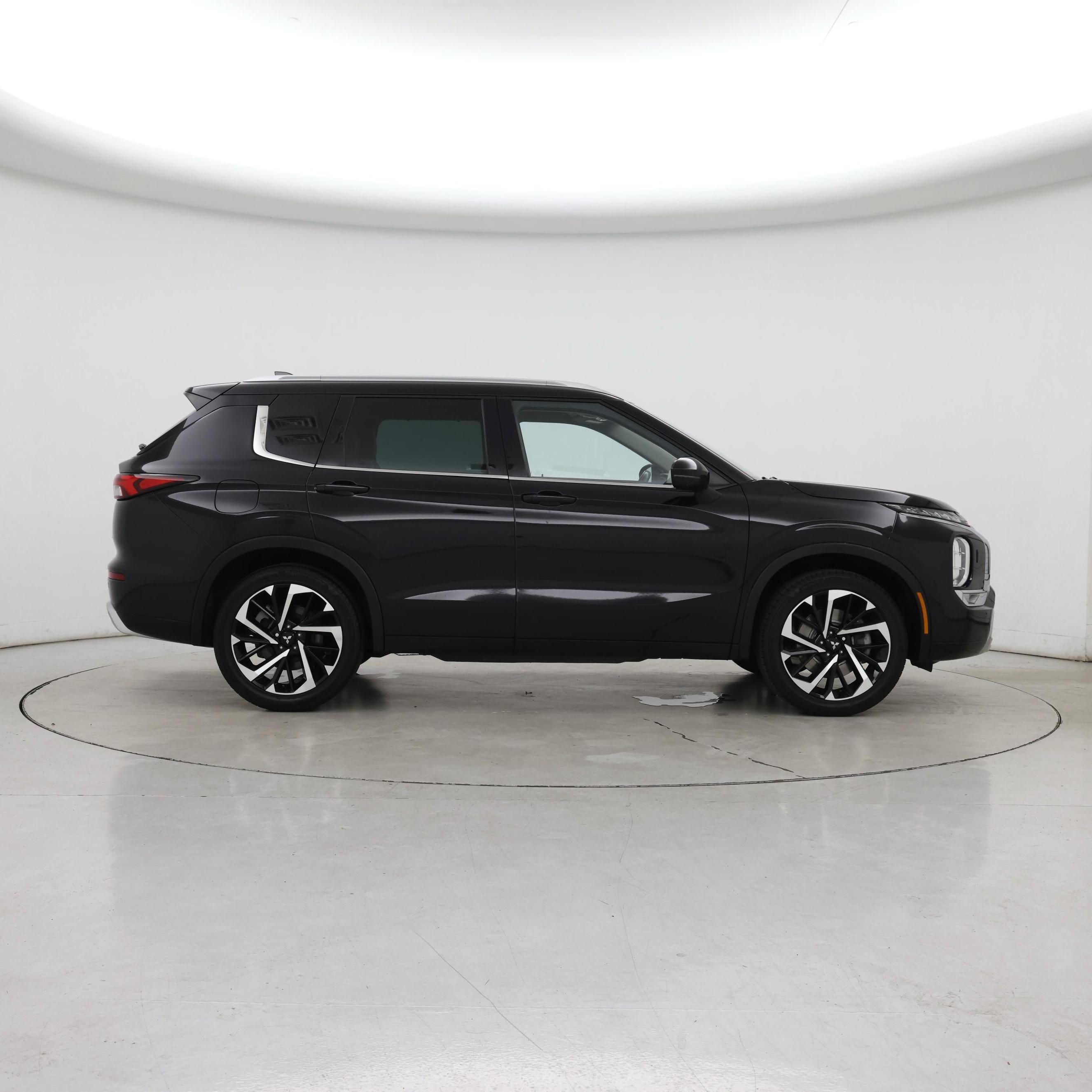 Thumbnail: 2023 Mitsubishi Outlander - 7