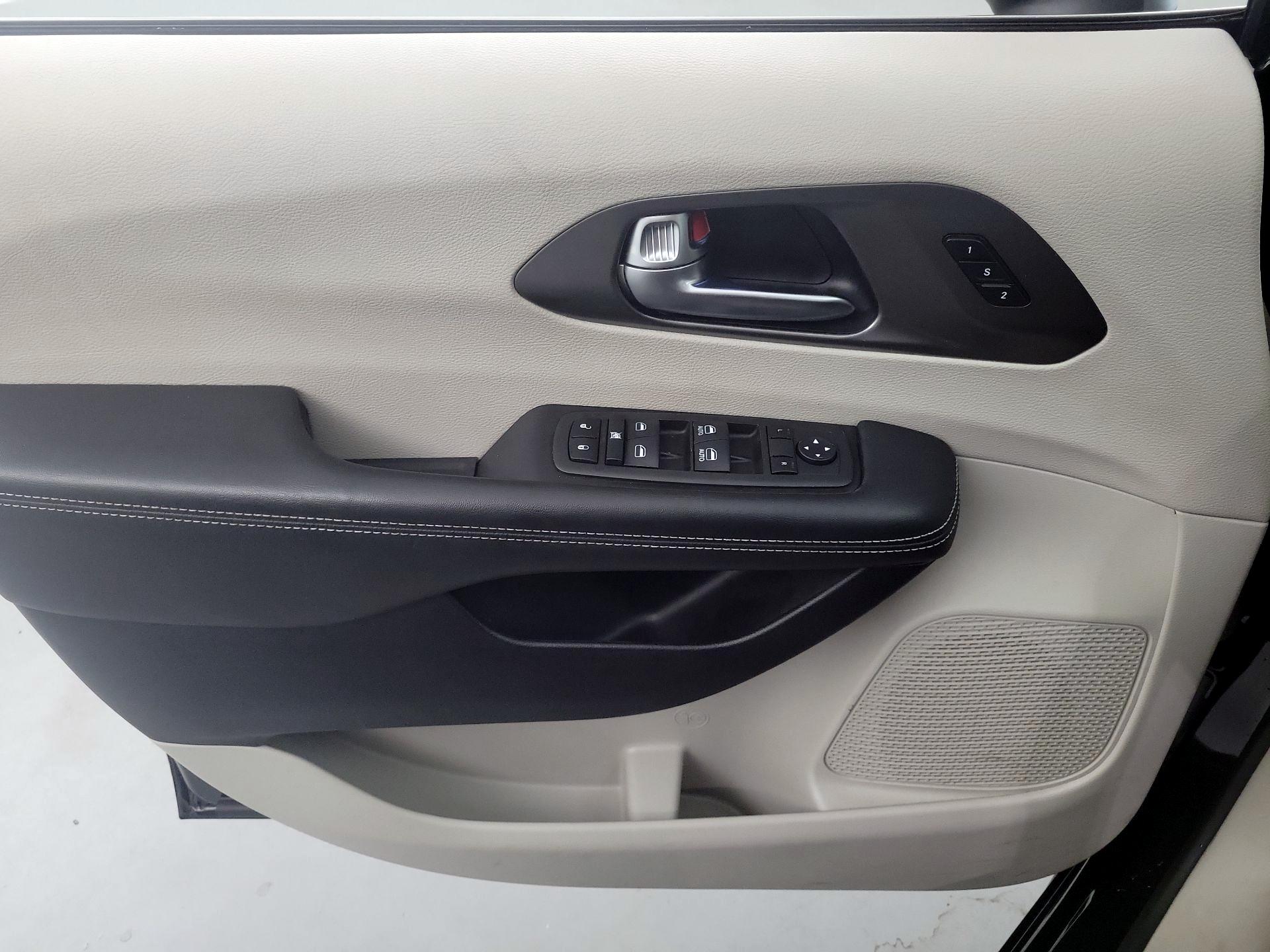 Thumbnail: 2023 Chrysler Pacifica - 12