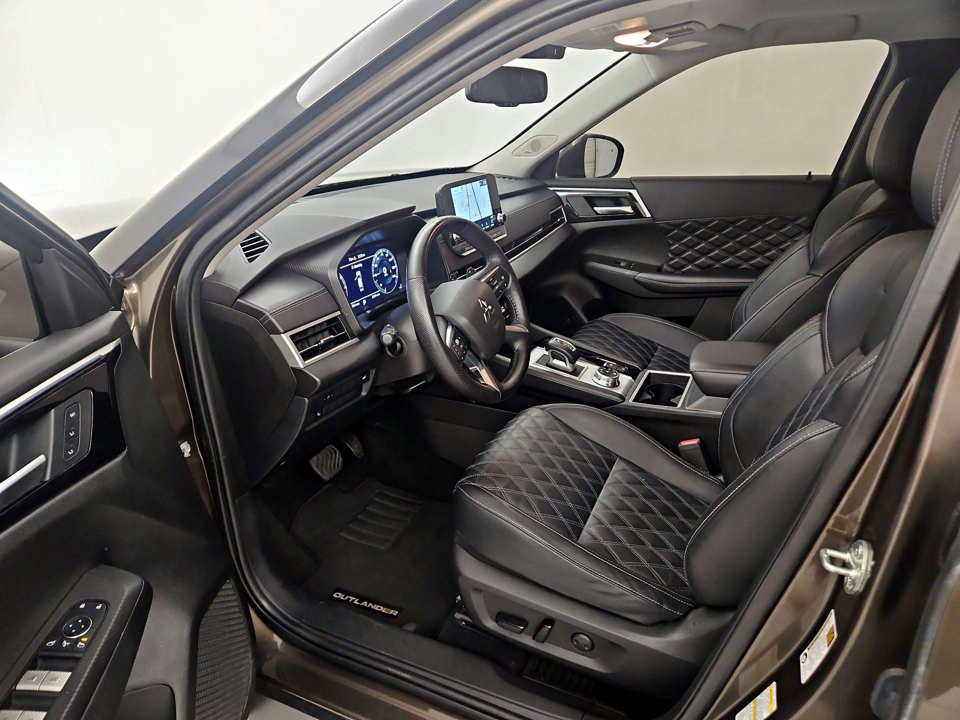 Thumbnail: 2024 Mitsubishi Outlander - 11