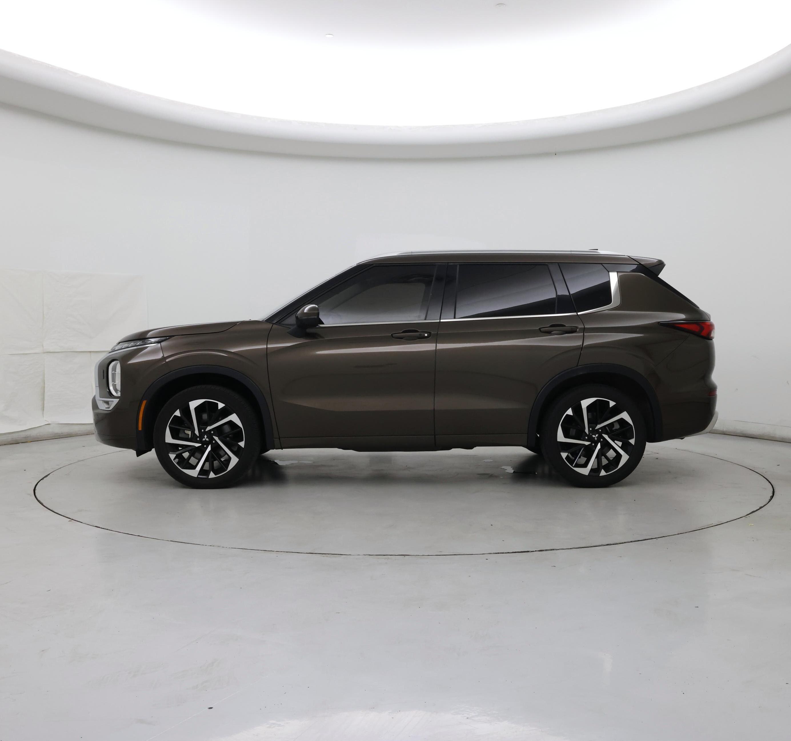 Thumbnail: 2024 Mitsubishi Outlander - 3