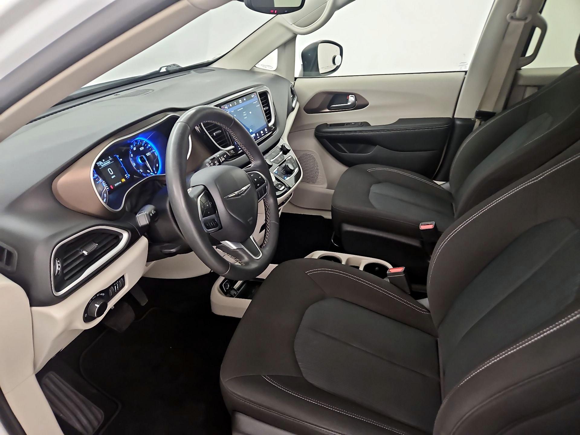 Thumbnail: 2022 Chrysler Voyager - 11