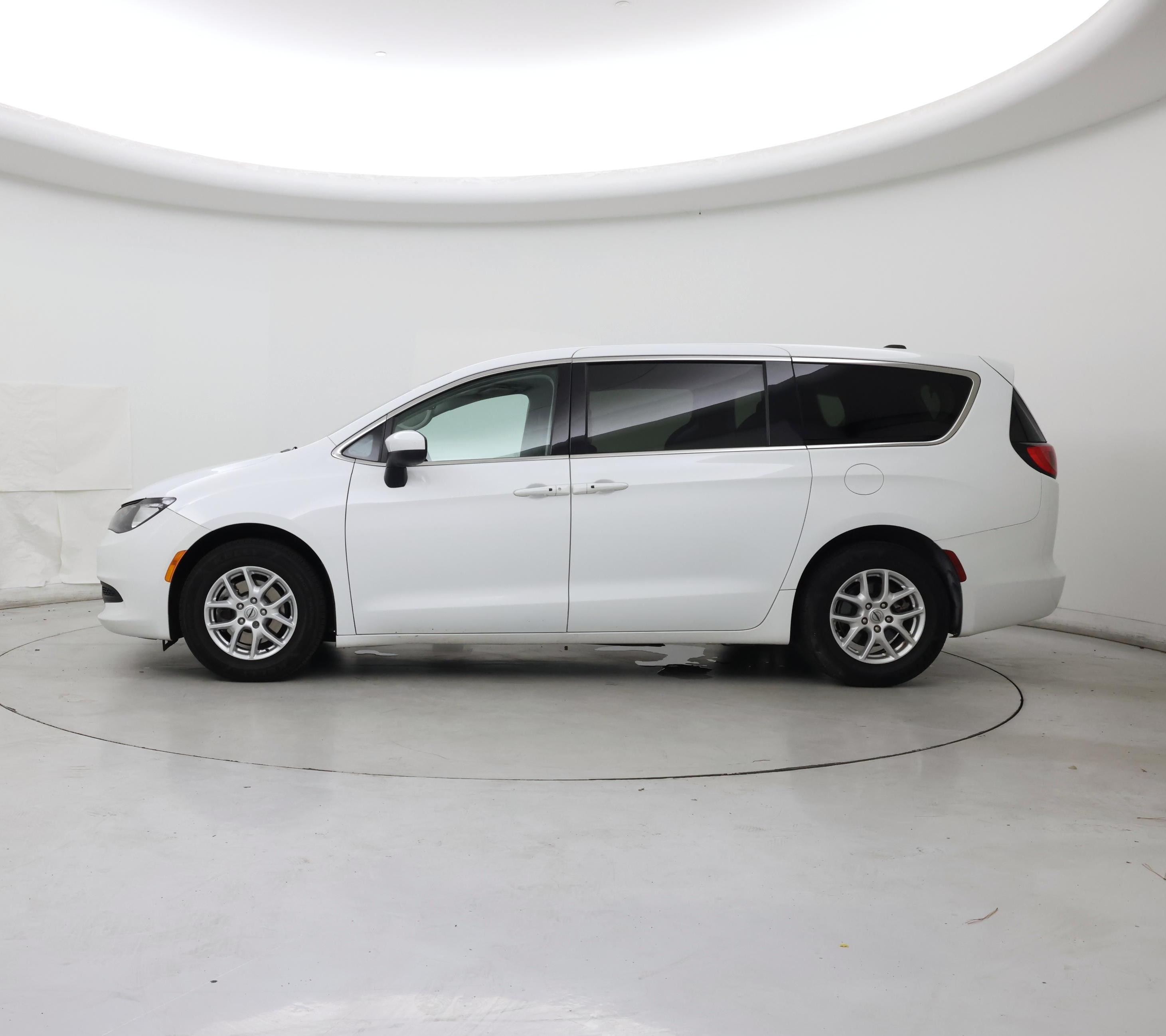 Thumbnail: 2022 Chrysler Voyager - 3
