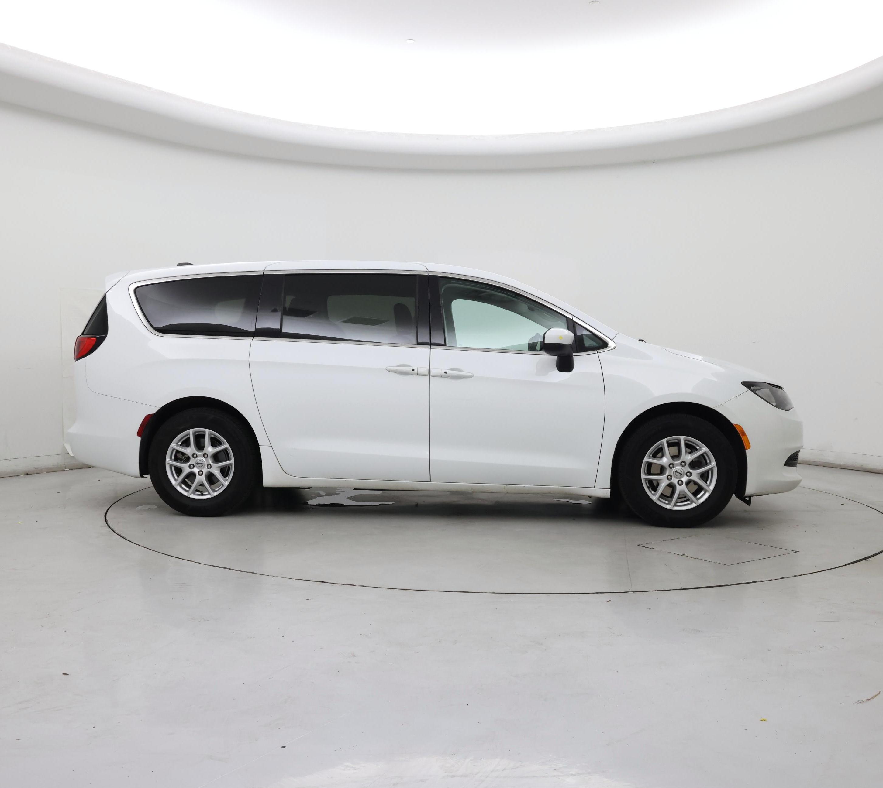 Thumbnail: 2022 Chrysler Voyager - 7