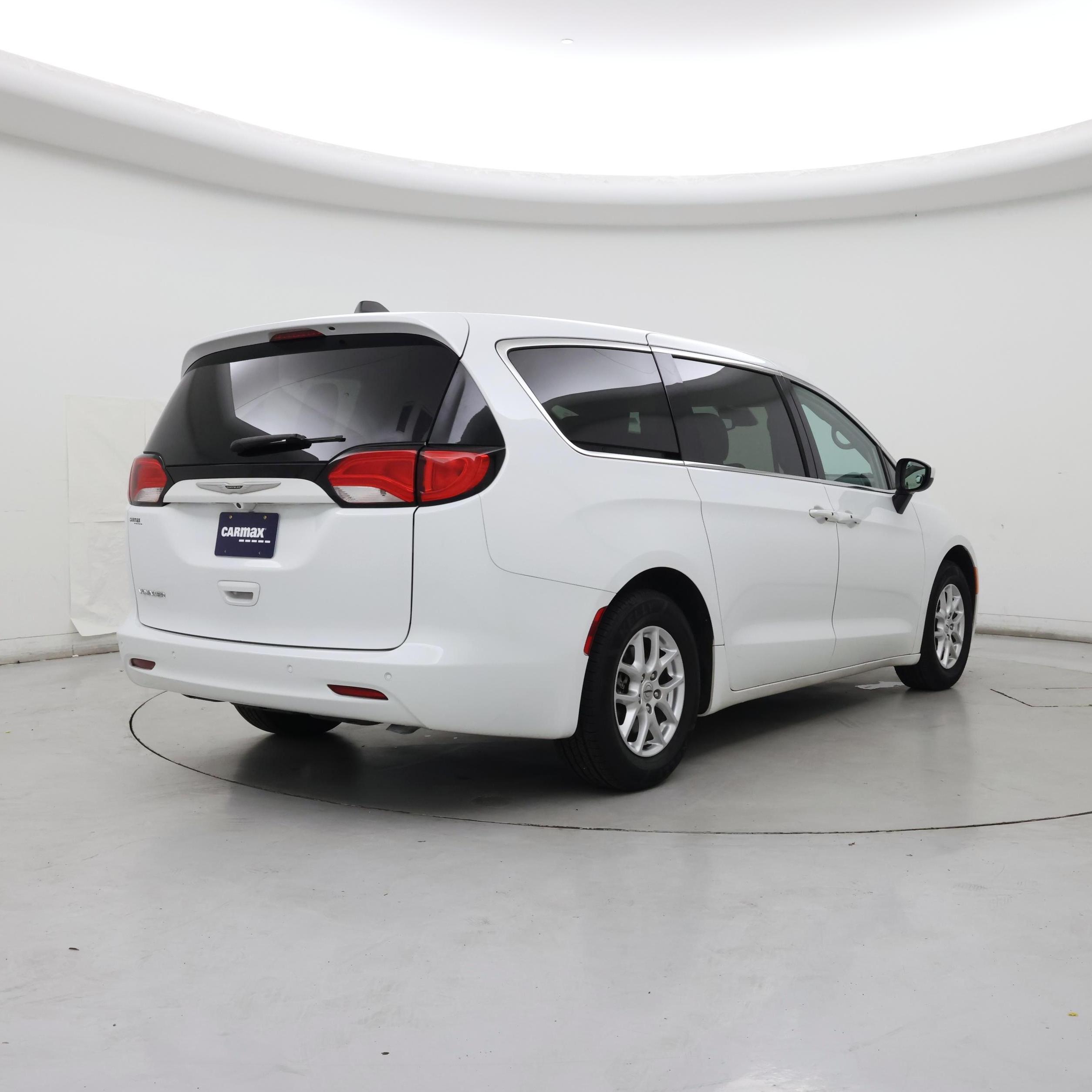 Thumbnail: 2022 Chrysler Voyager - 8