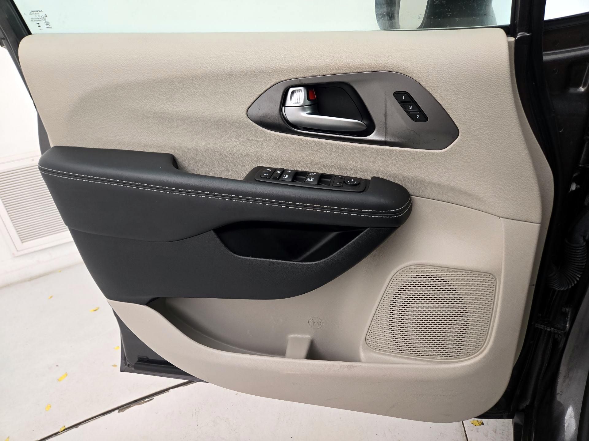 Thumbnail: 2023 Chrysler Pacifica - 10