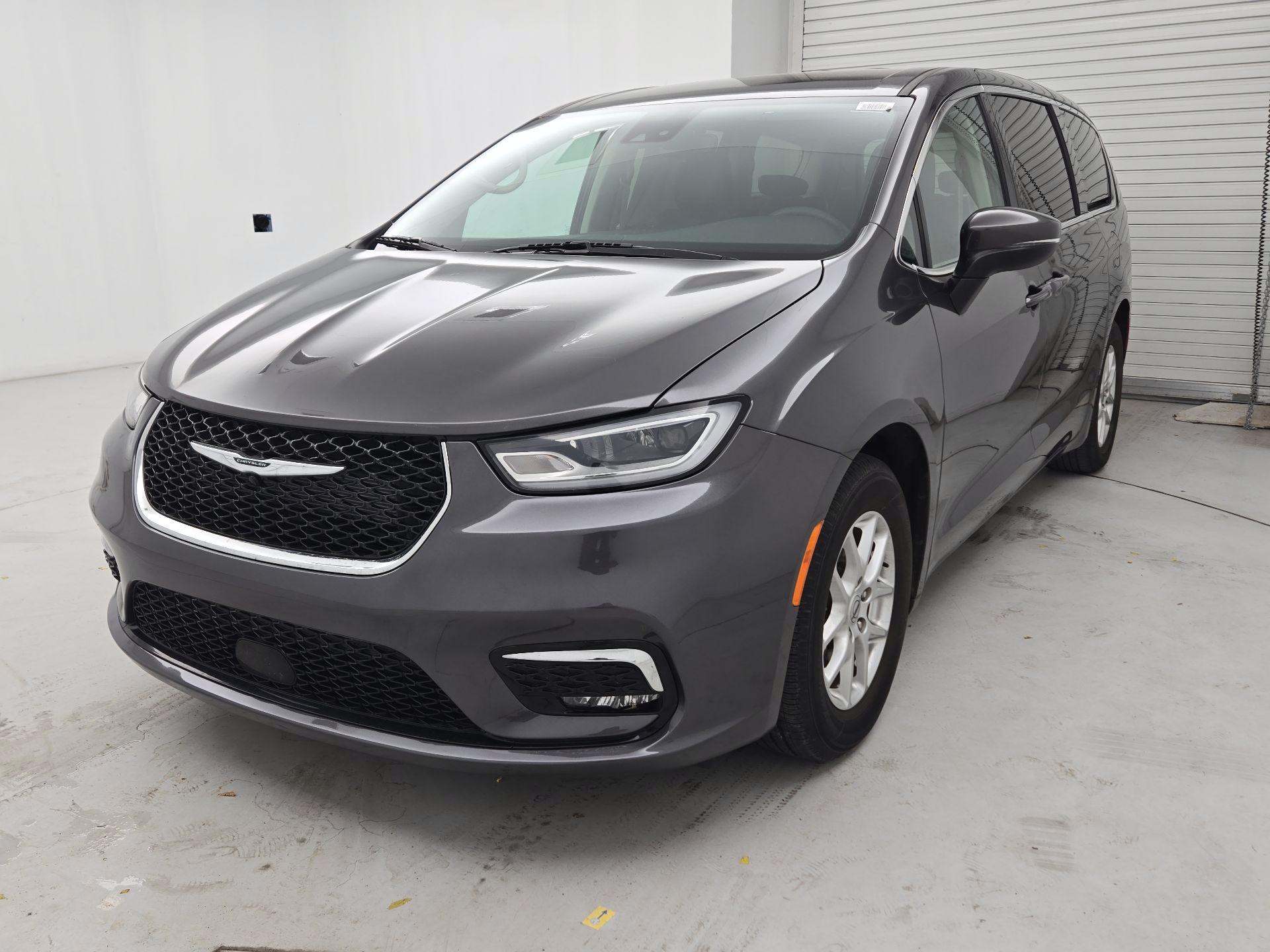 Thumbnail: 2023 Chrysler Pacifica - 3