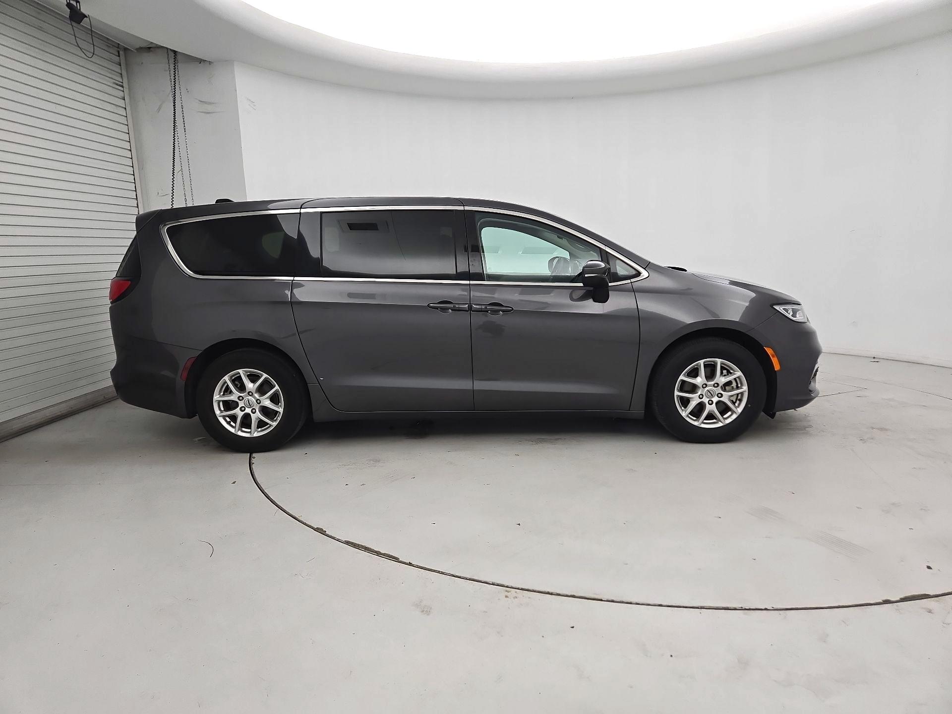 Thumbnail: 2023 Chrysler Pacifica - 4