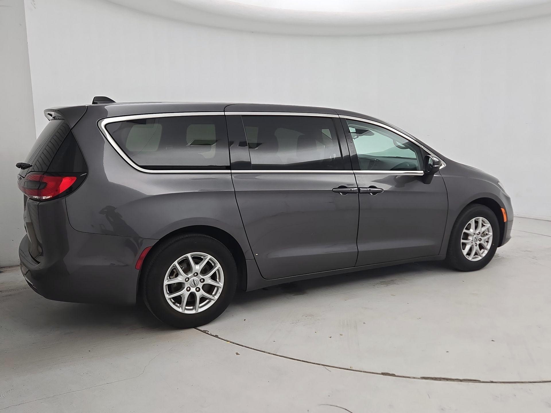 Thumbnail: 2023 Chrysler Pacifica - 5