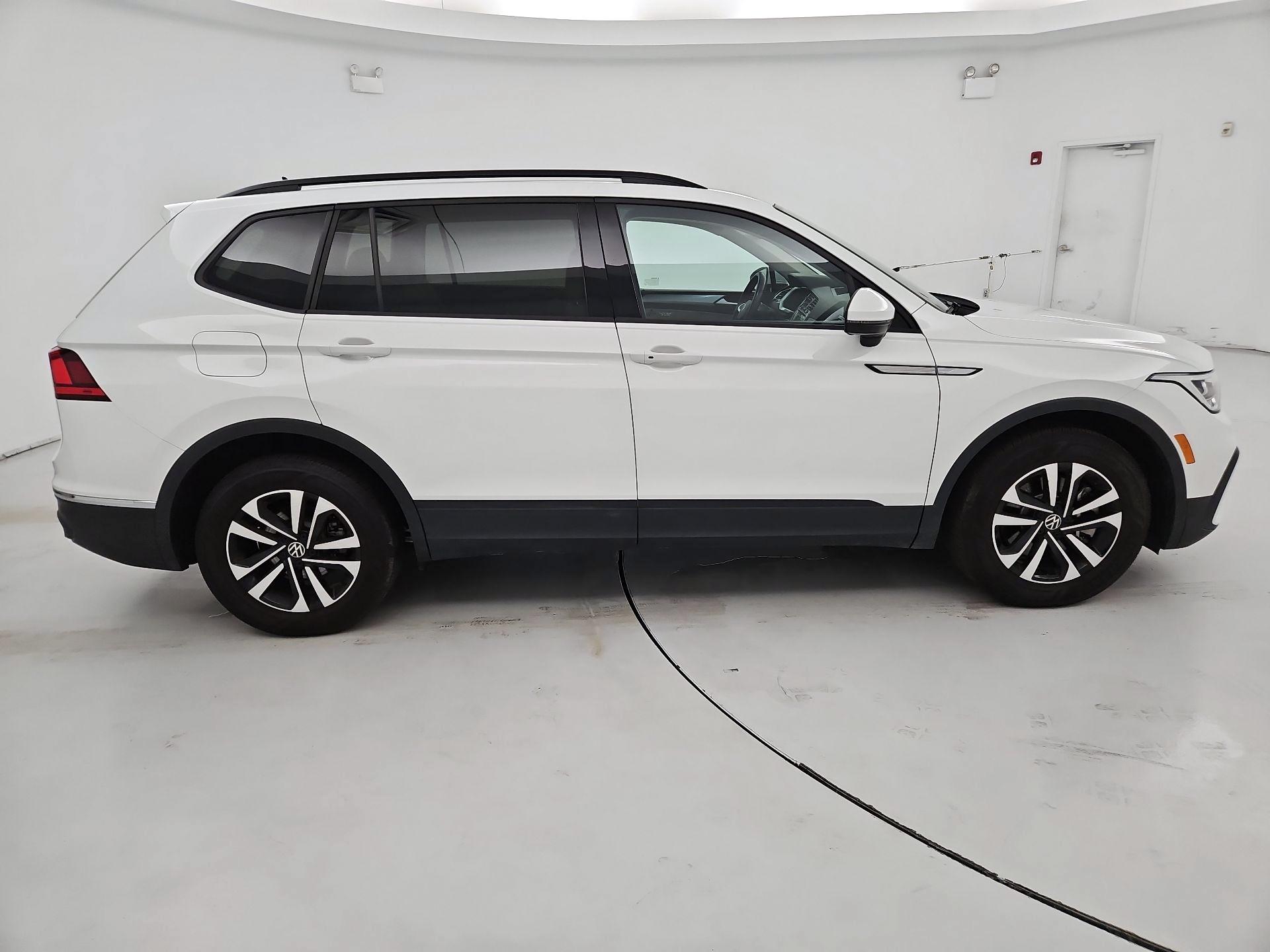 Thumbnail: 2023 Volkswagen Tiguan - 4