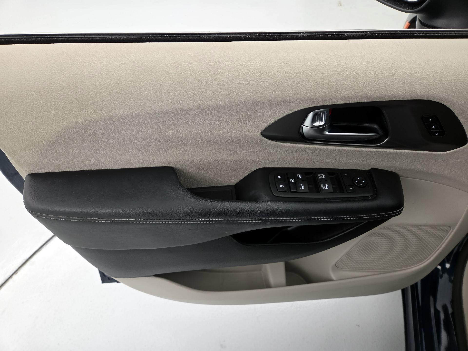 Thumbnail: 2023 Chrysler Pacifica - 12