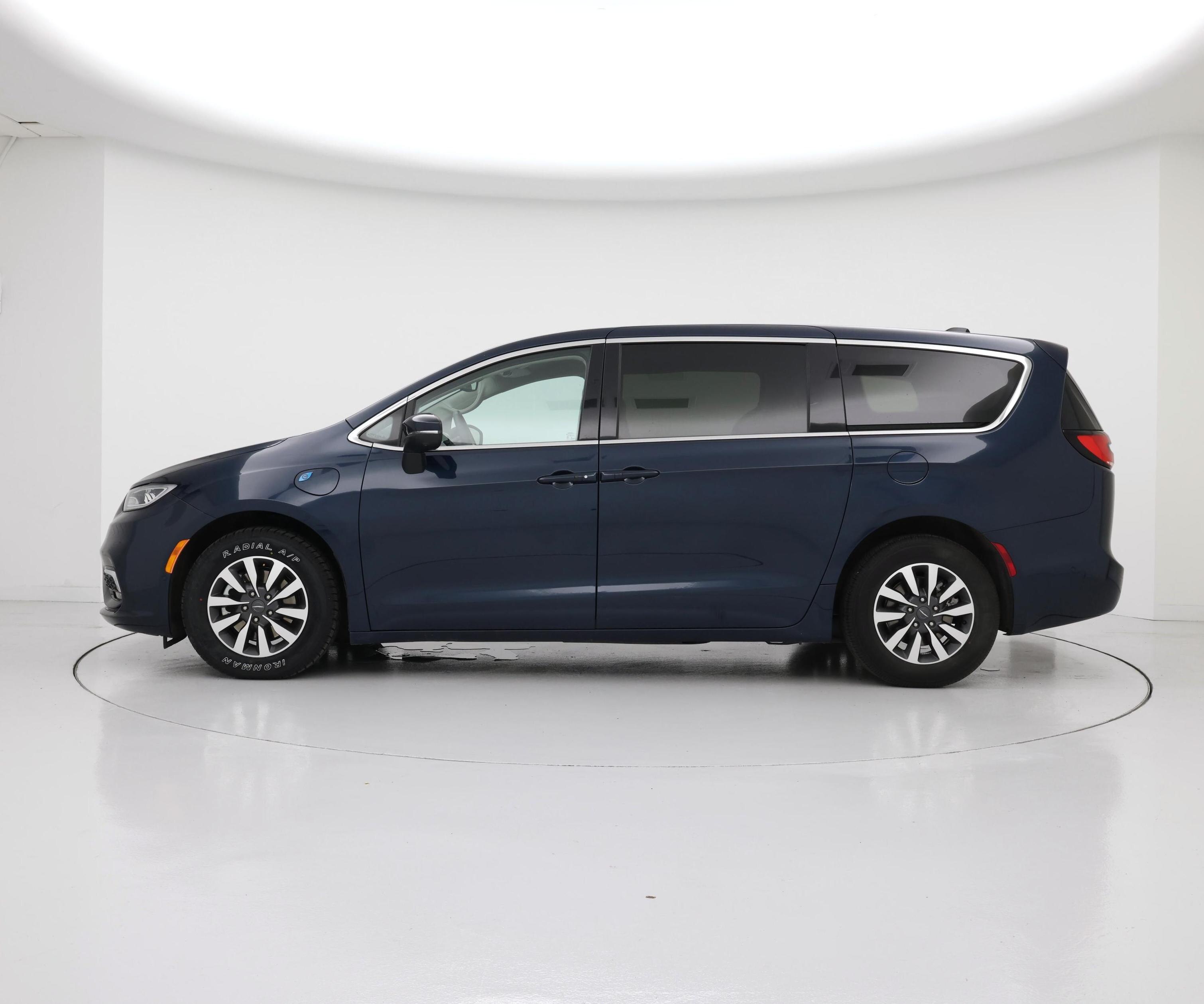 Thumbnail: 2023 Chrysler Pacifica - 3