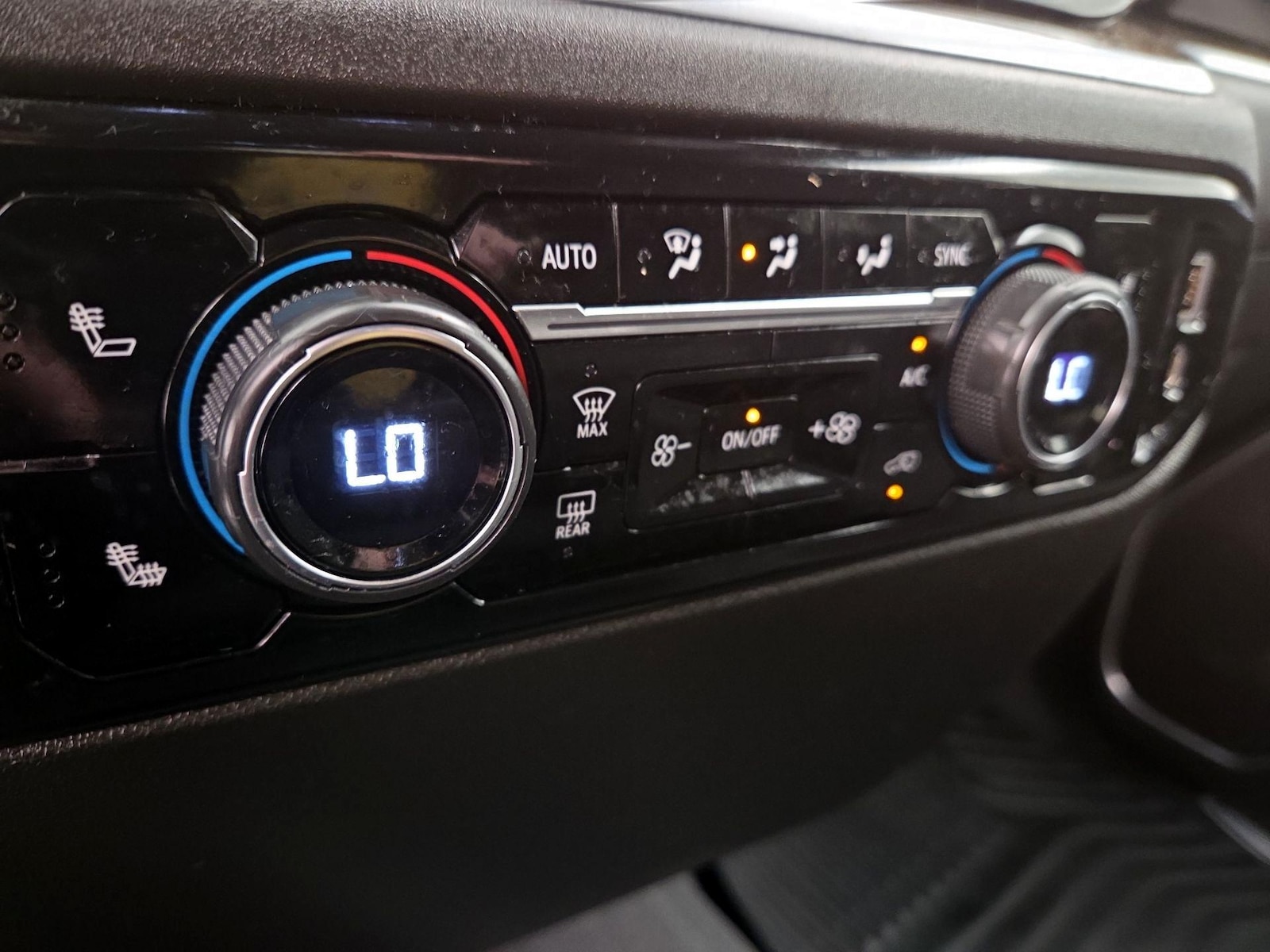 2022 Chevrolet Silverado 1500 LT - Photo 17