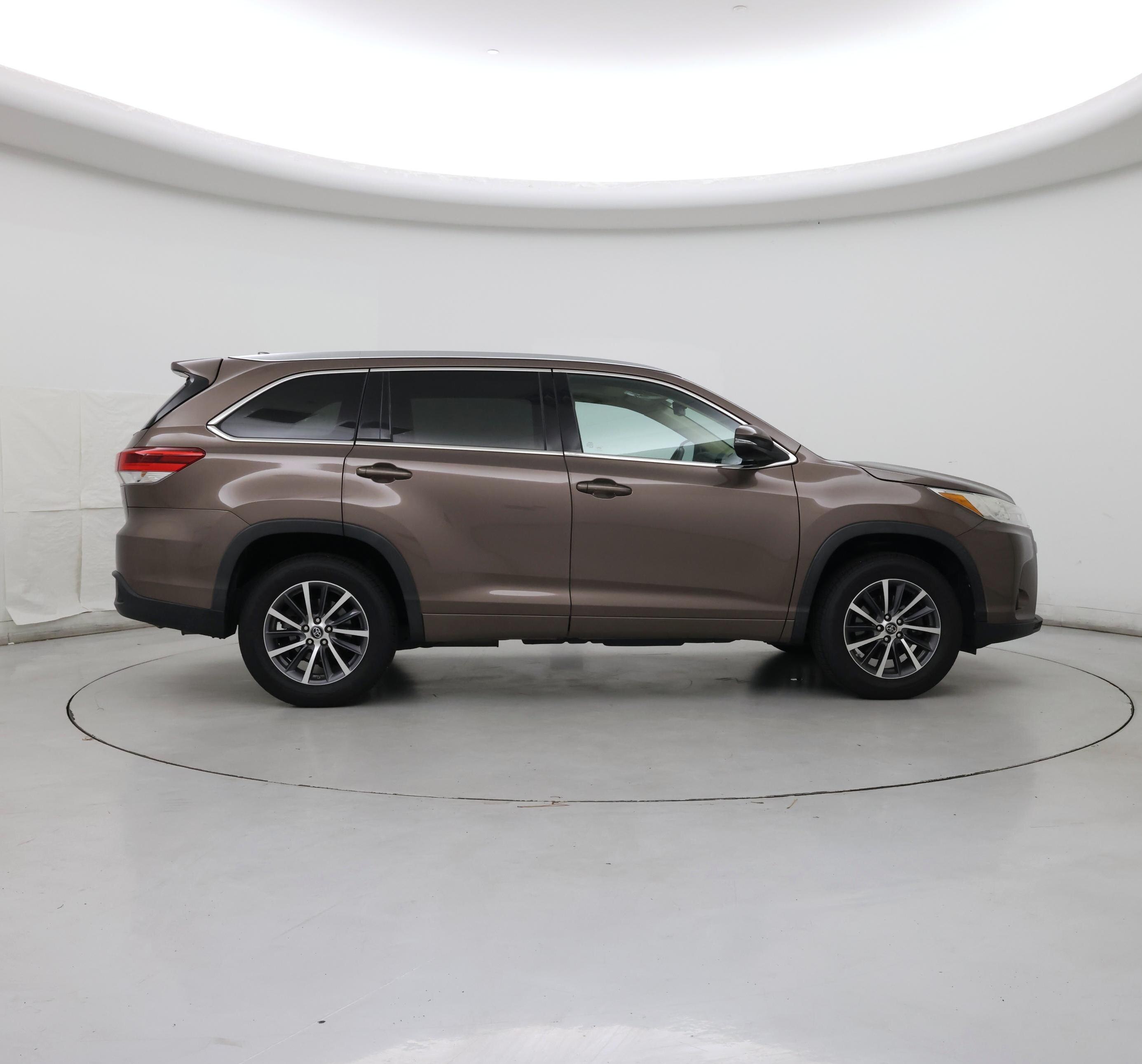 Thumbnail: 2017 Toyota Highlander - 7