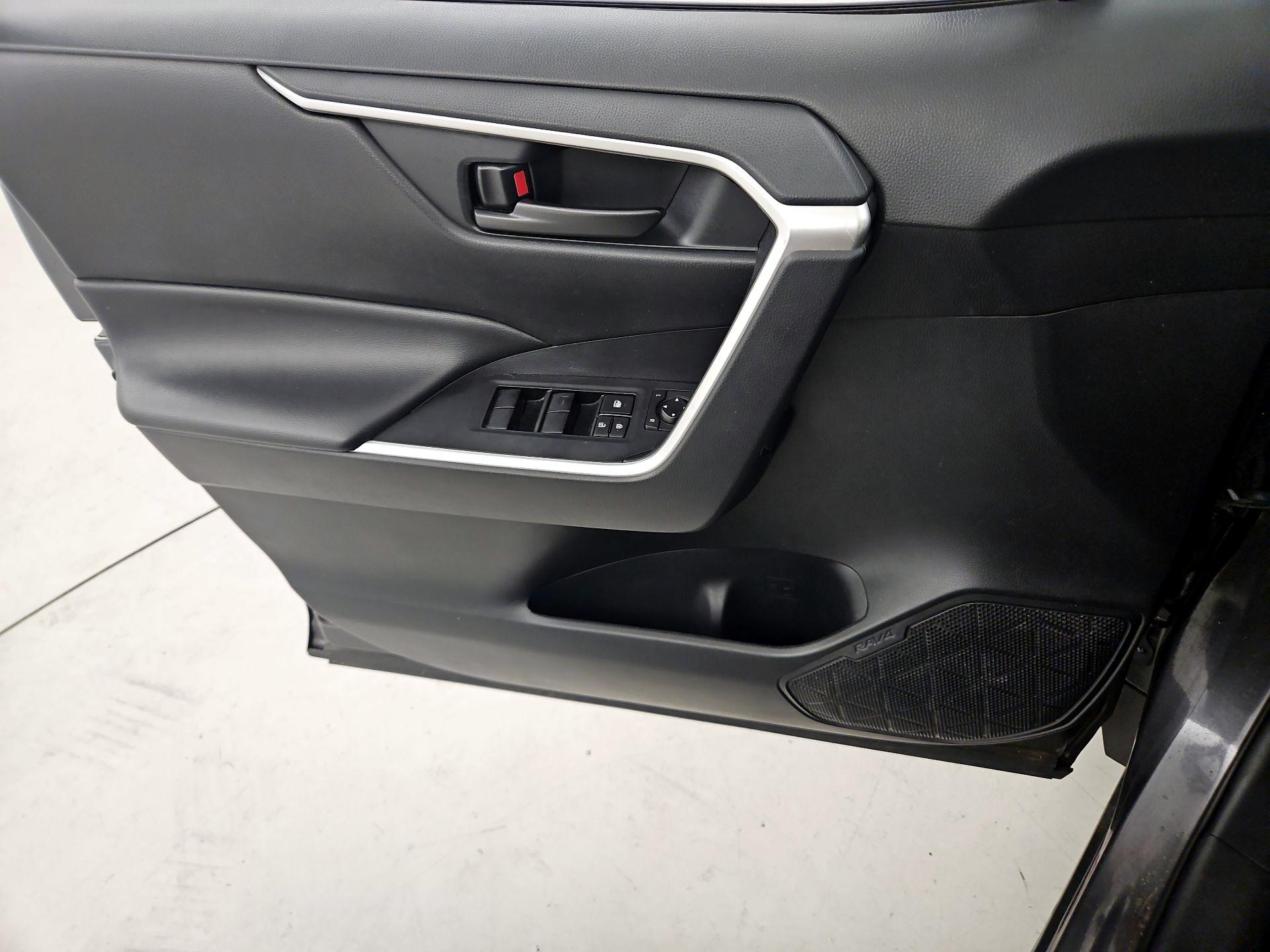 Thumbnail: 2019 Toyota RAV4 - 12