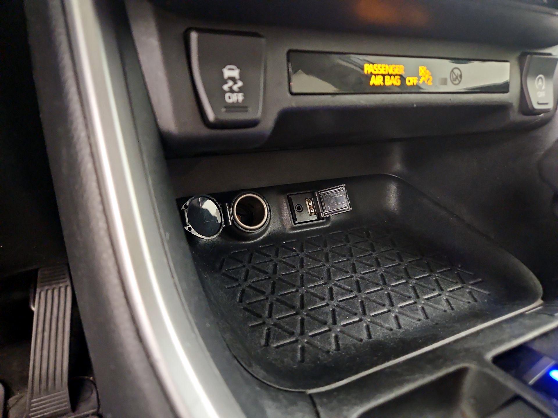 Thumbnail: 2019 Toyota RAV4 - 18