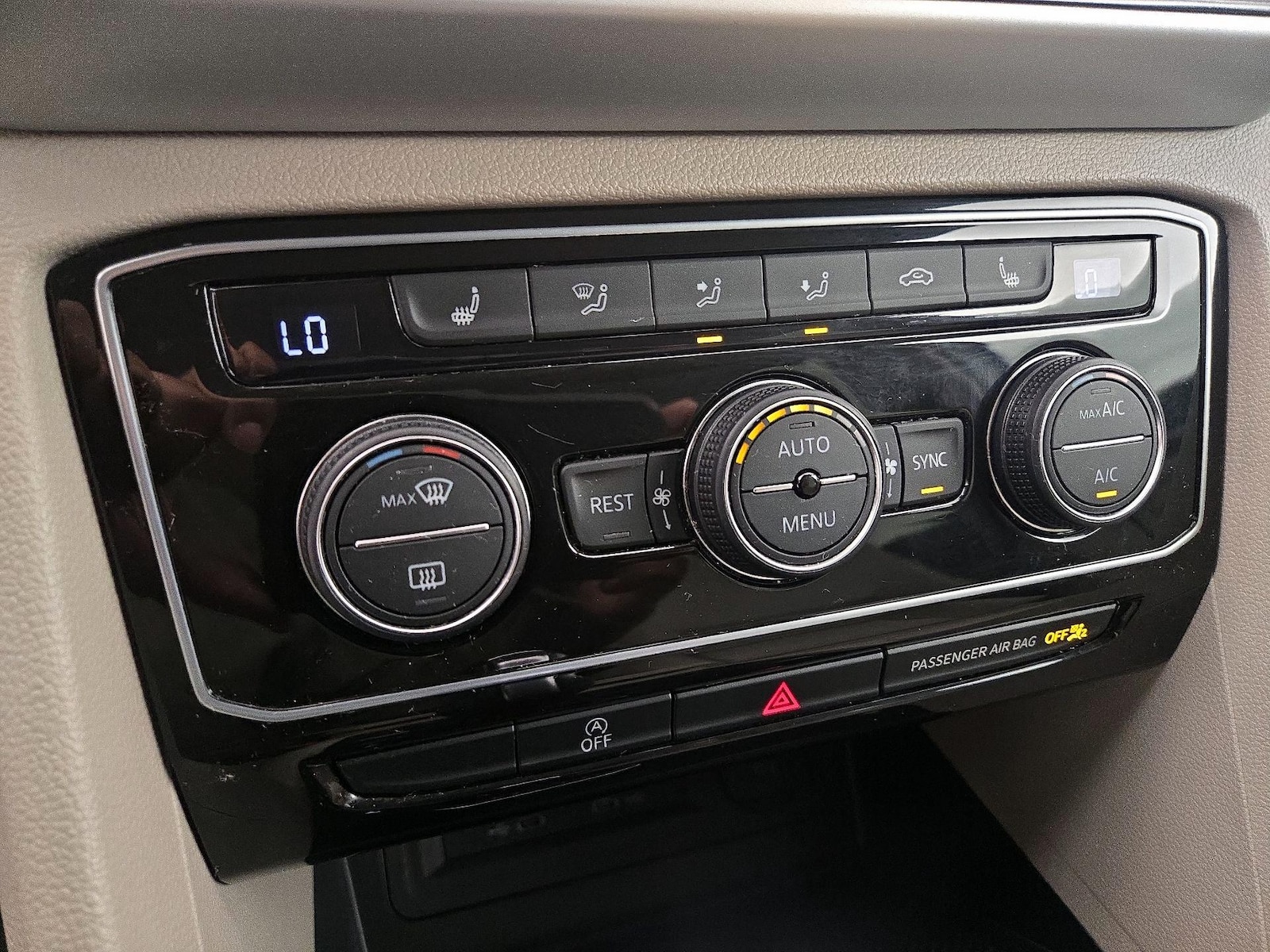 2023 Volkswagen Atlas SE w/Tech - Photo 17