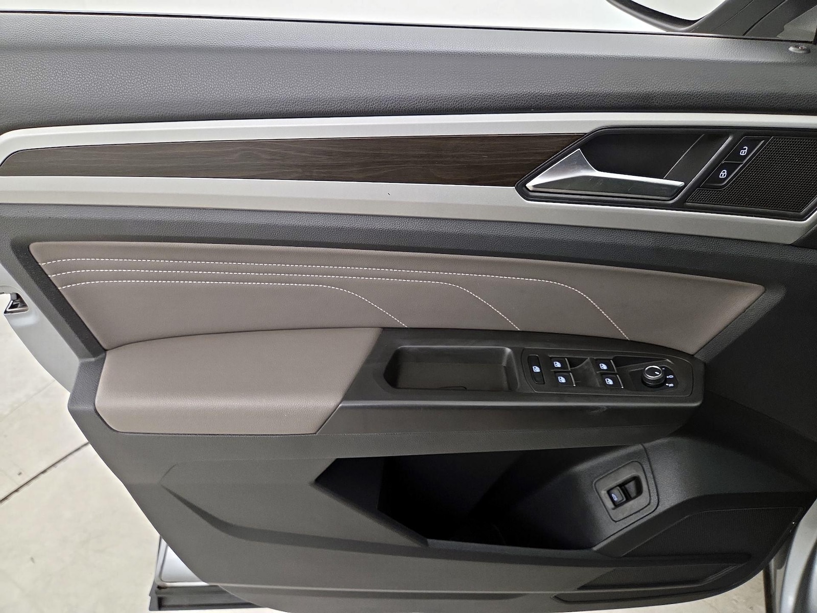 2023 Volkswagen Atlas SE w/Tech - Photo 13