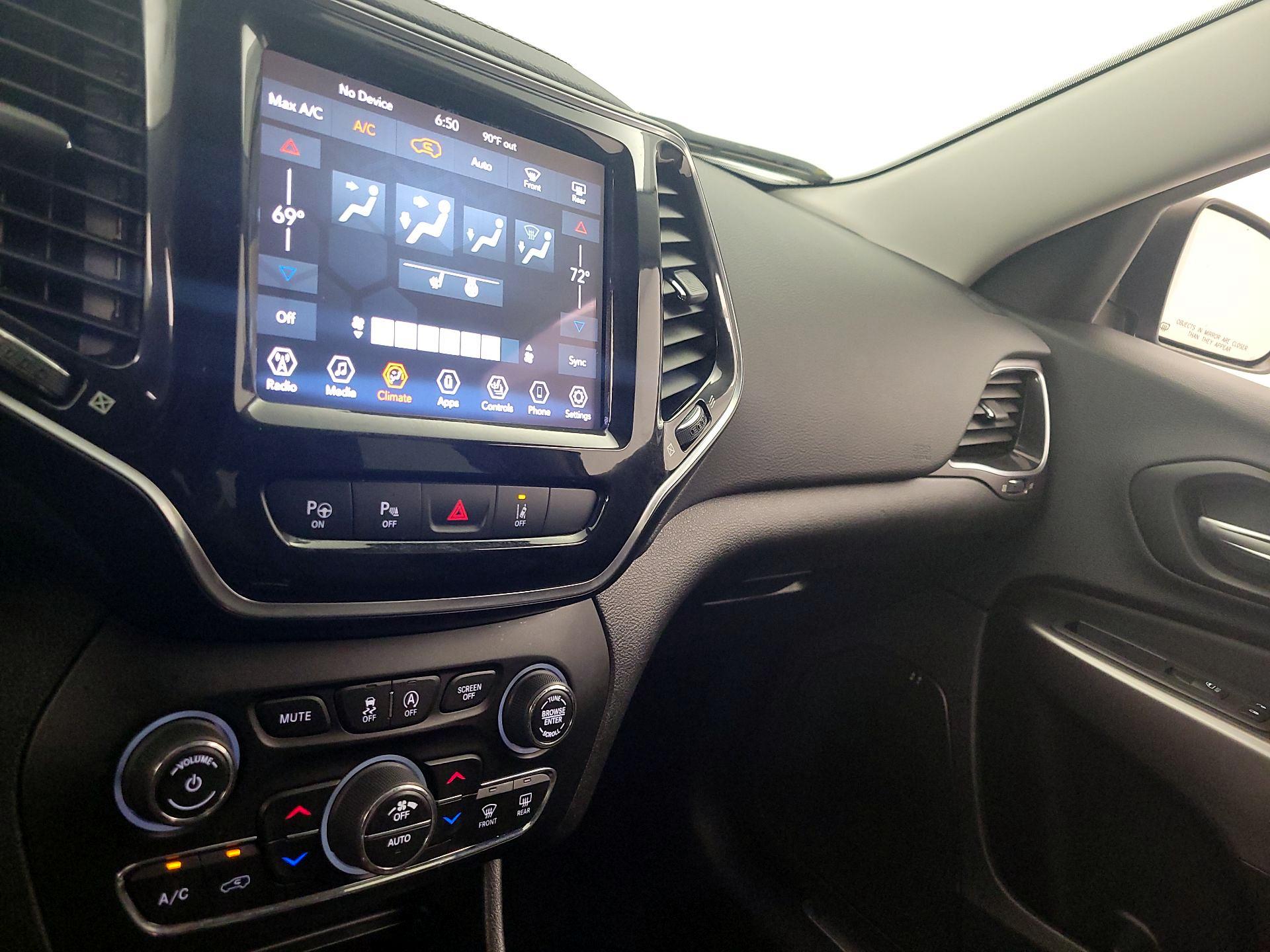 Thumbnail: 2021 Jeep Cherokee - 16