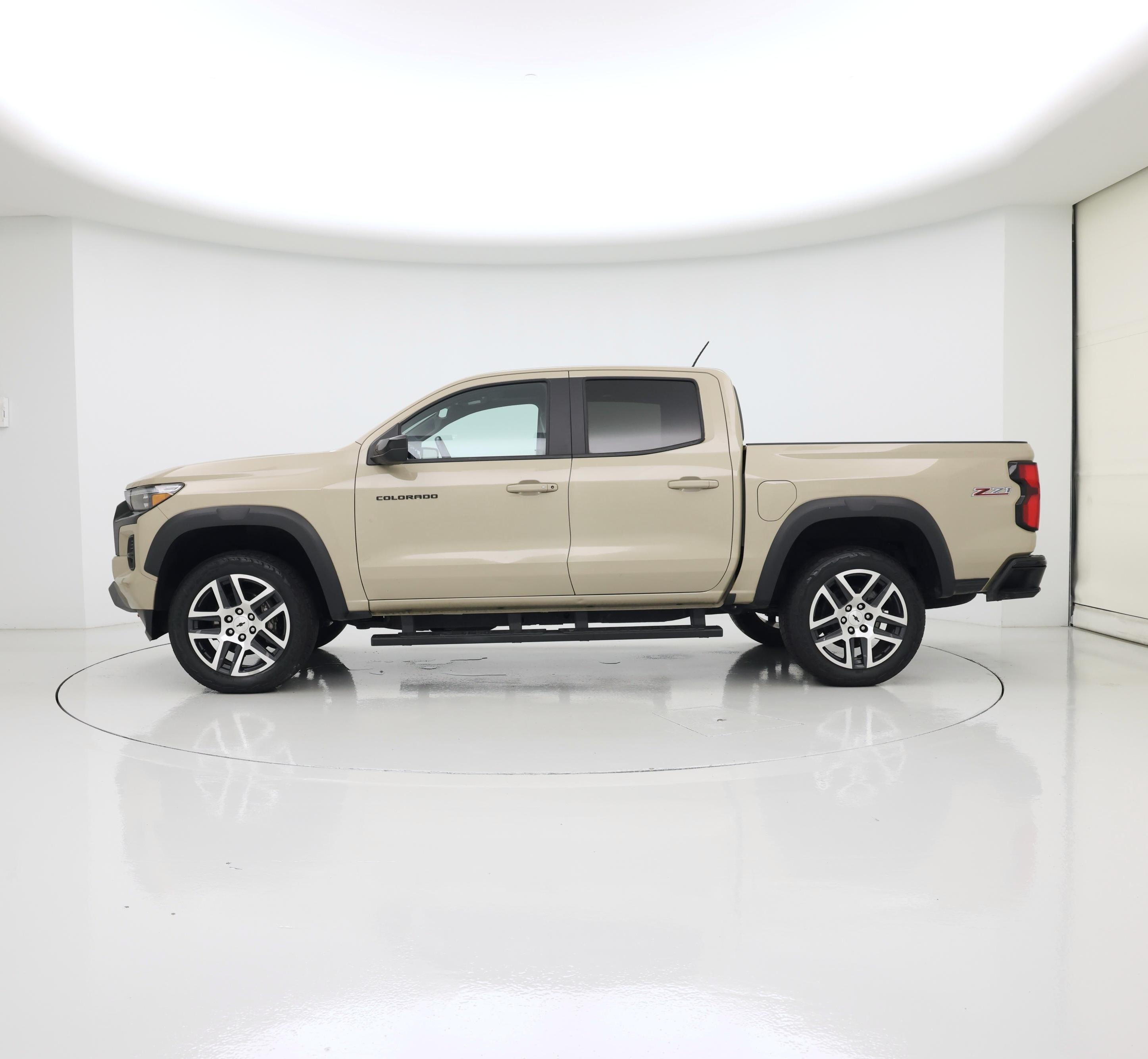 Thumbnail: 2023 Chevrolet Colorado - 3