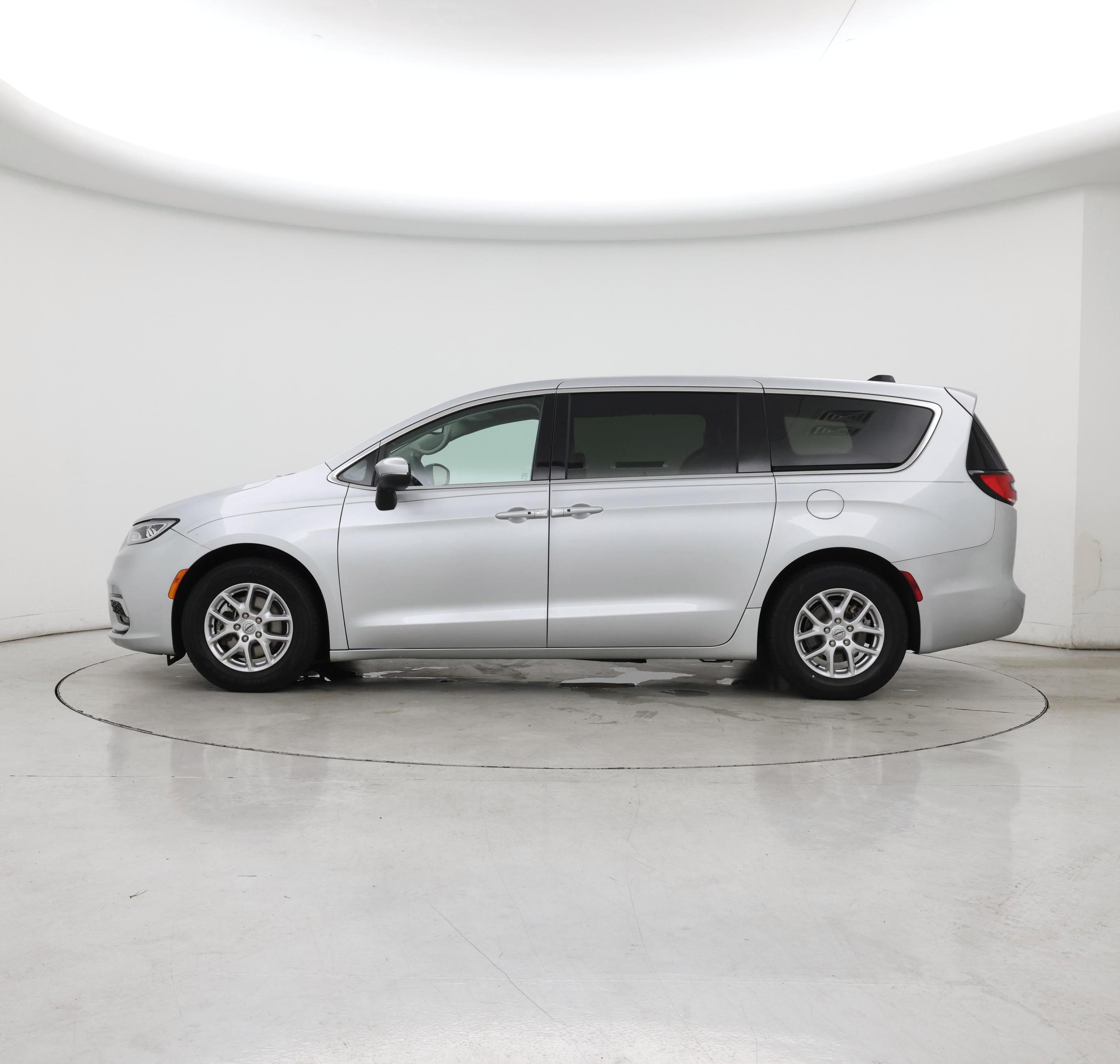 Thumbnail: 2023 Chrysler Pacifica - 3