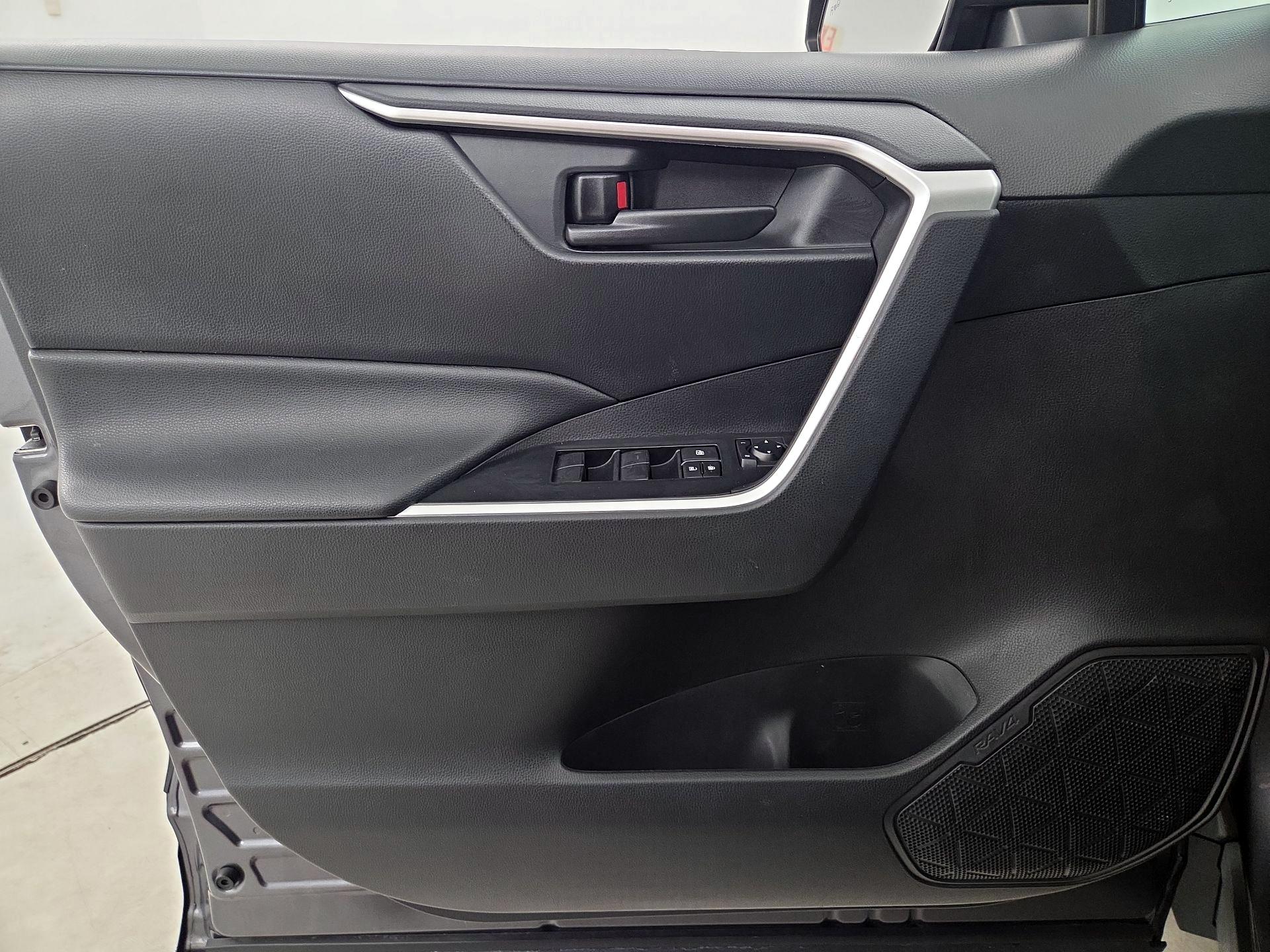 Thumbnail: 2020 Toyota RAV4 - 12