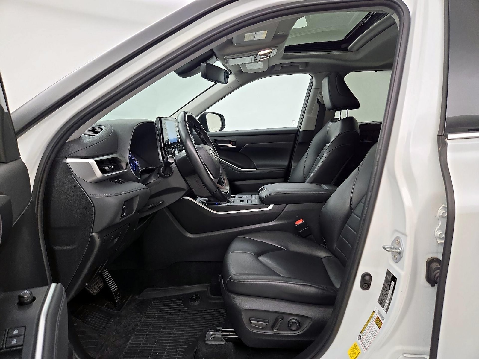 2022 Toyota Highlander XLE - Photo 12