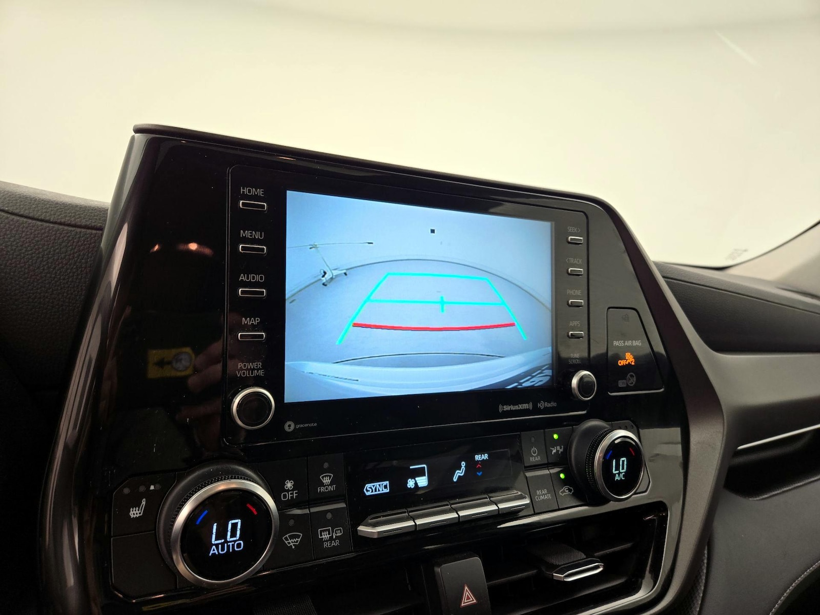 2022 Toyota Highlander XLE - Photo 16
