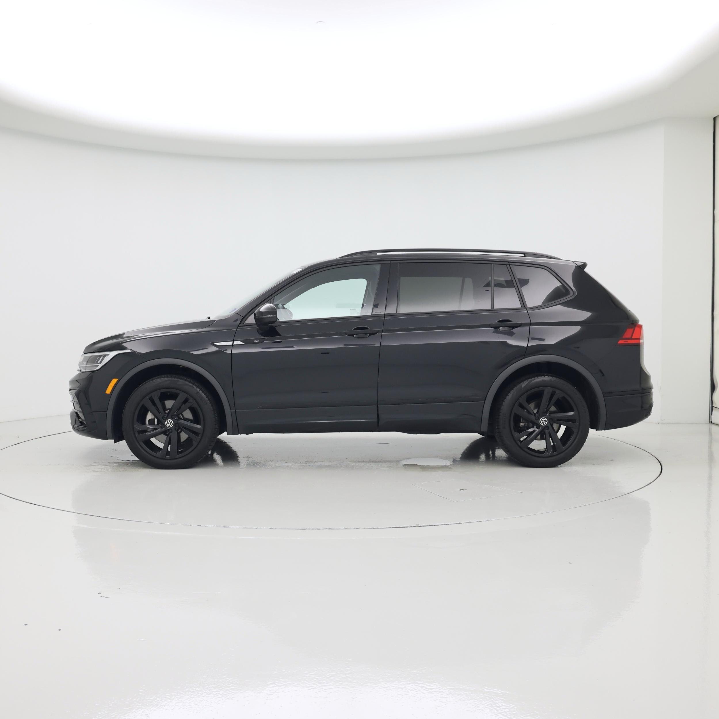 Thumbnail: 2023 Volkswagen Tiguan - 3