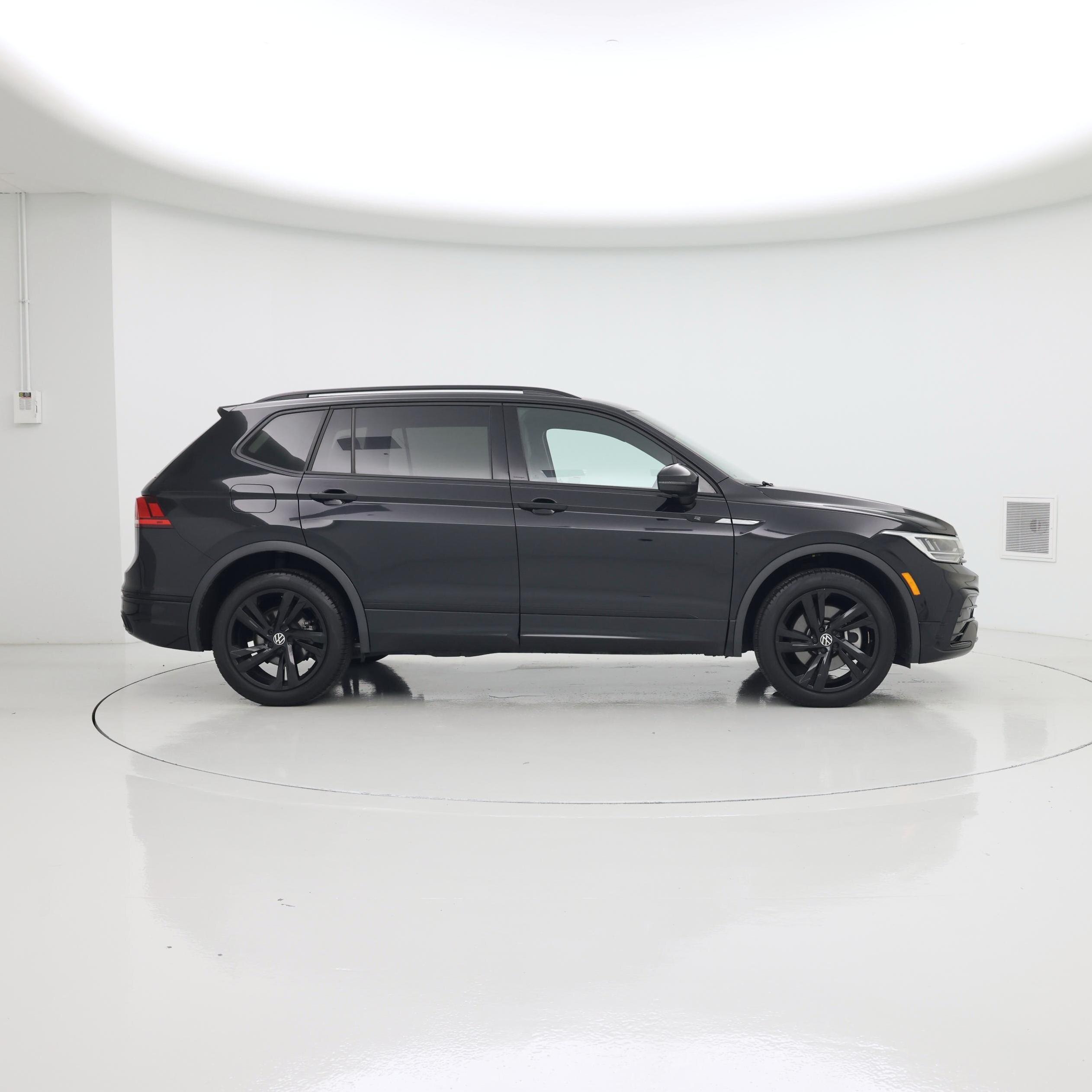 Thumbnail: 2023 Volkswagen Tiguan - 7