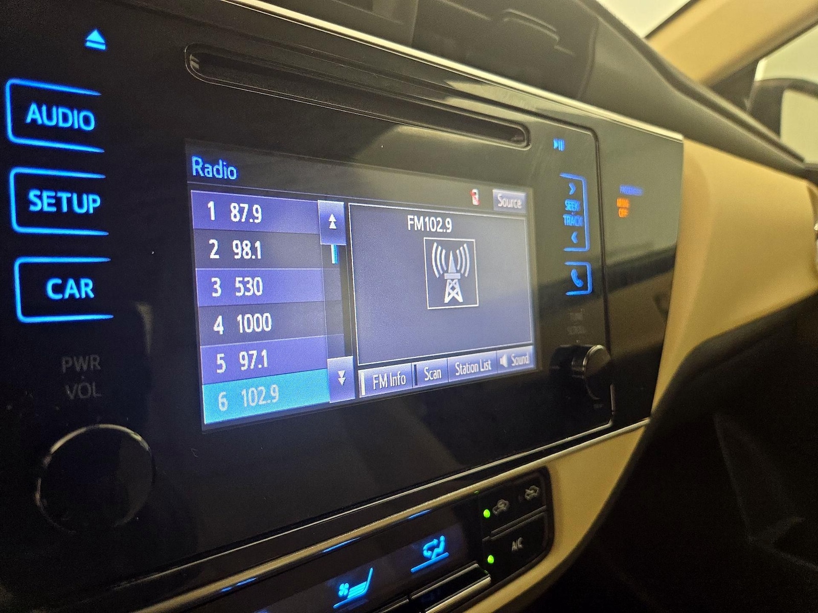 2018 Toyota Corolla LE - Photo 16