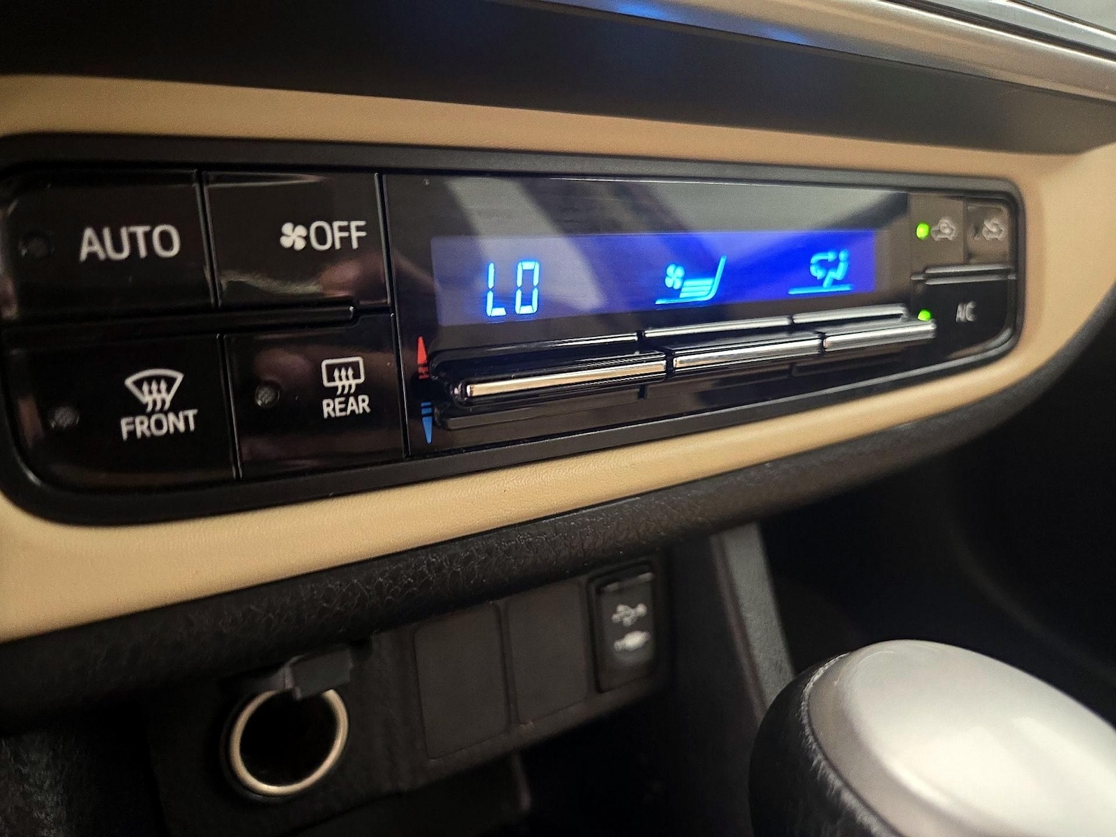 2018 Toyota Corolla LE - Photo 17