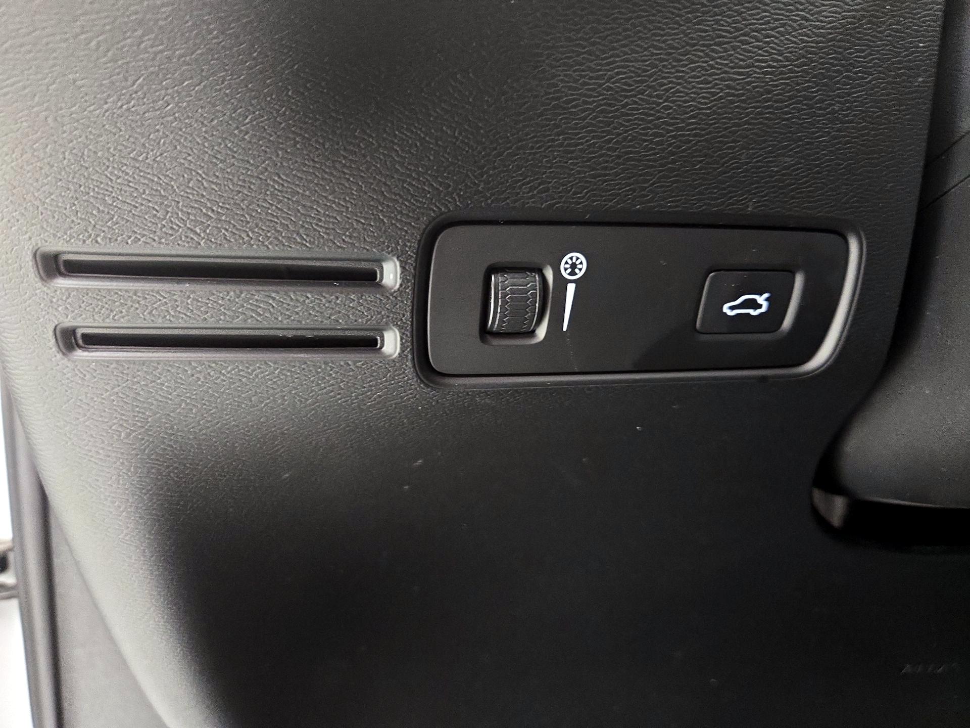 Thumbnail: 2019 Volvo XC40 - 13