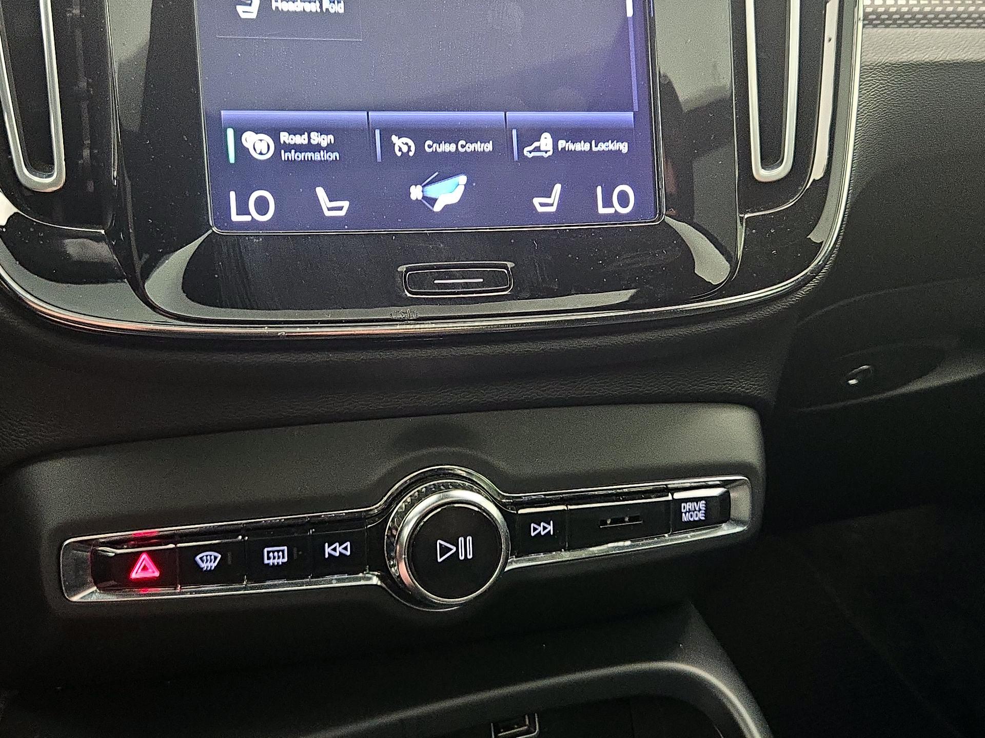 Thumbnail: 2019 Volvo XC40 - 17