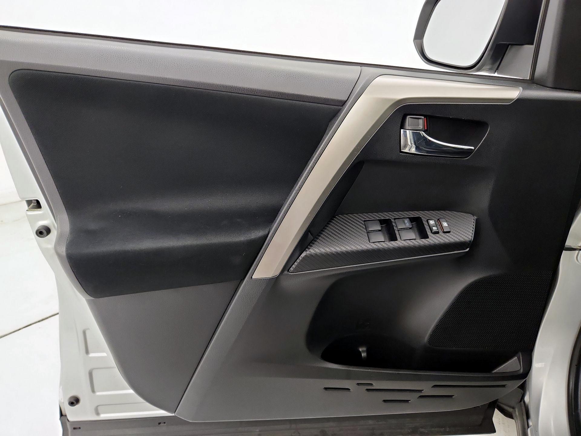 Thumbnail: 2015 Toyota RAV4 - 12