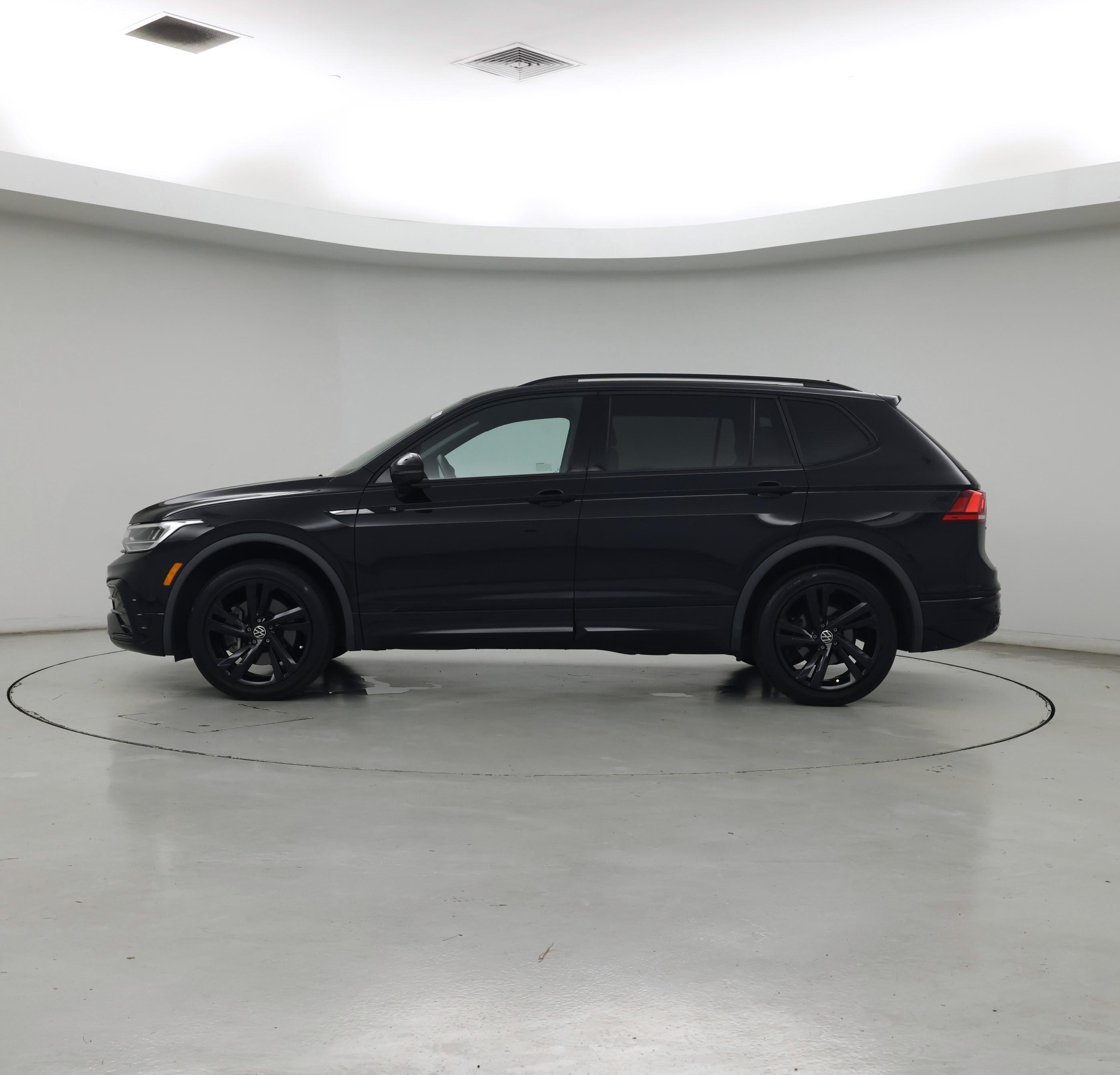 Thumbnail: 2023 Volkswagen Tiguan - 3