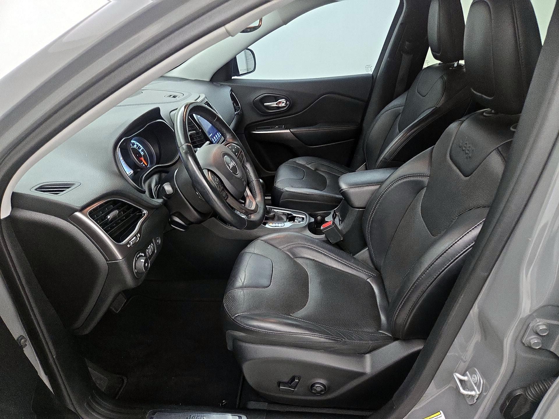Thumbnail: 2019 Jeep Cherokee - 11