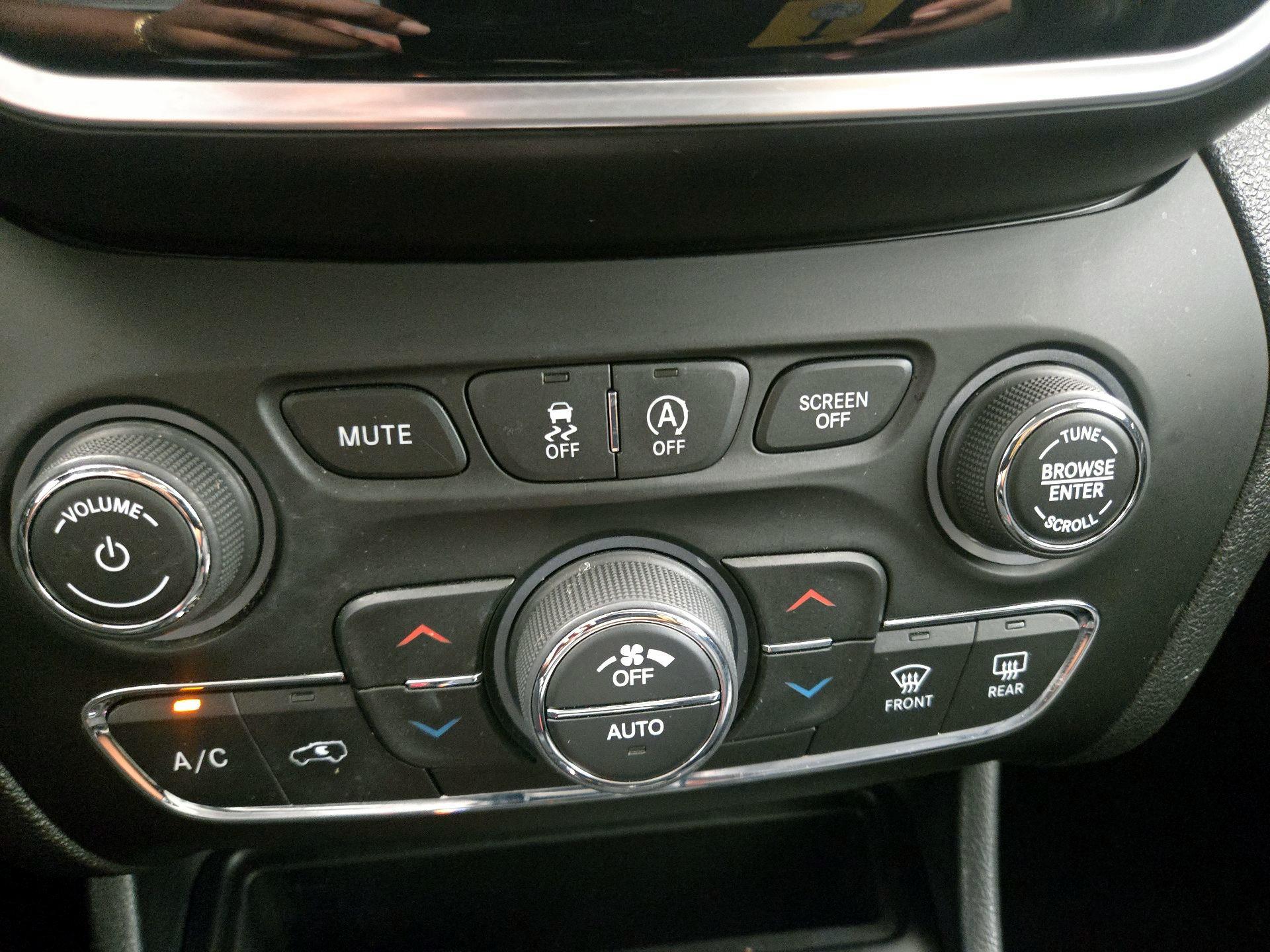 Thumbnail: 2019 Jeep Cherokee - 16
