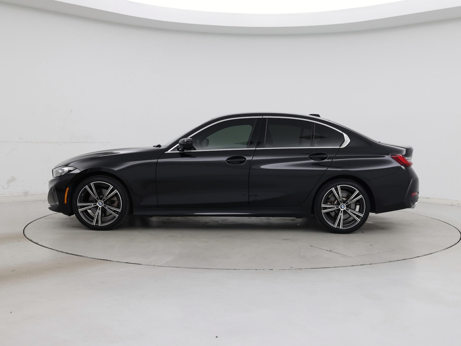 2024 BMW 3 Series 330i - Photo 4