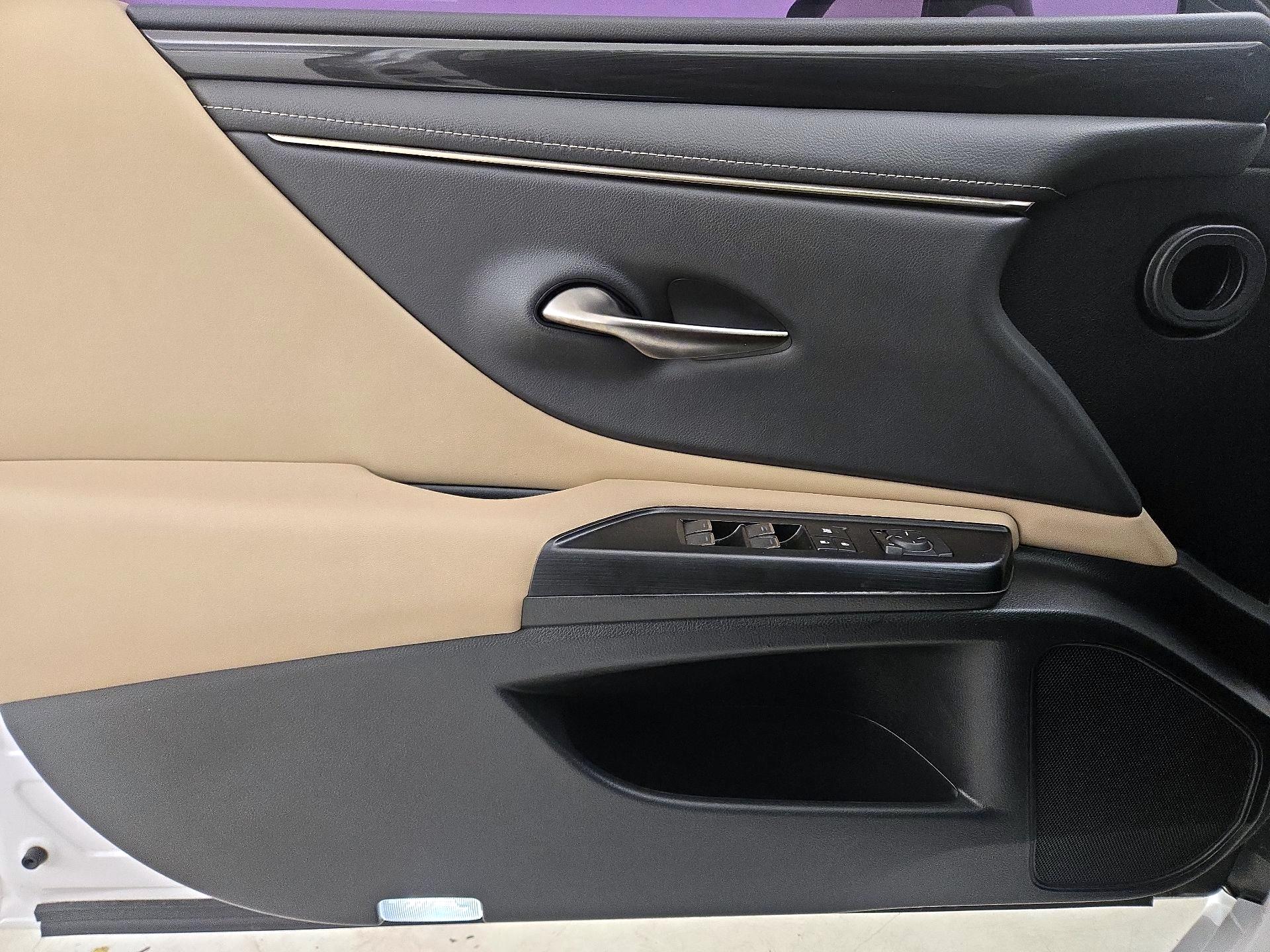 Thumbnail: 2021 Lexus ES - 12