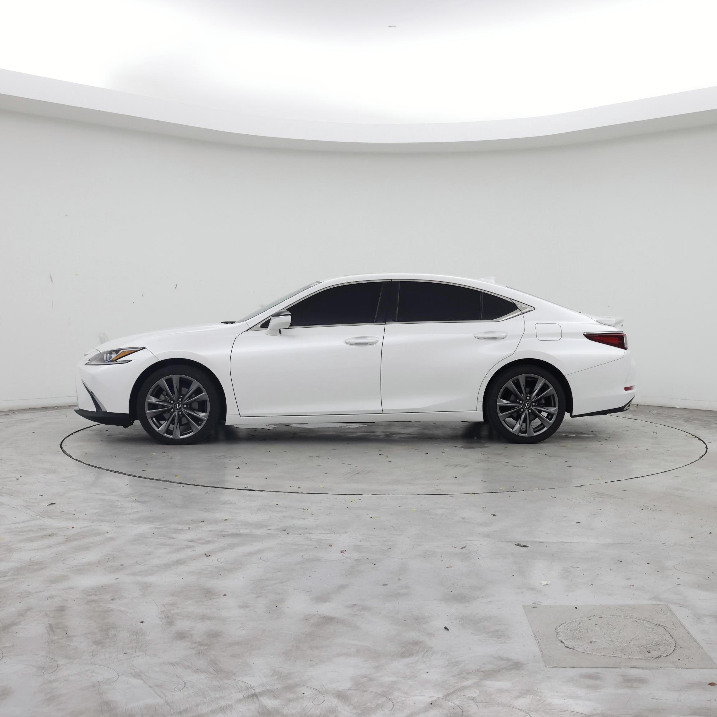 Thumbnail: 2021 Lexus ES - 3